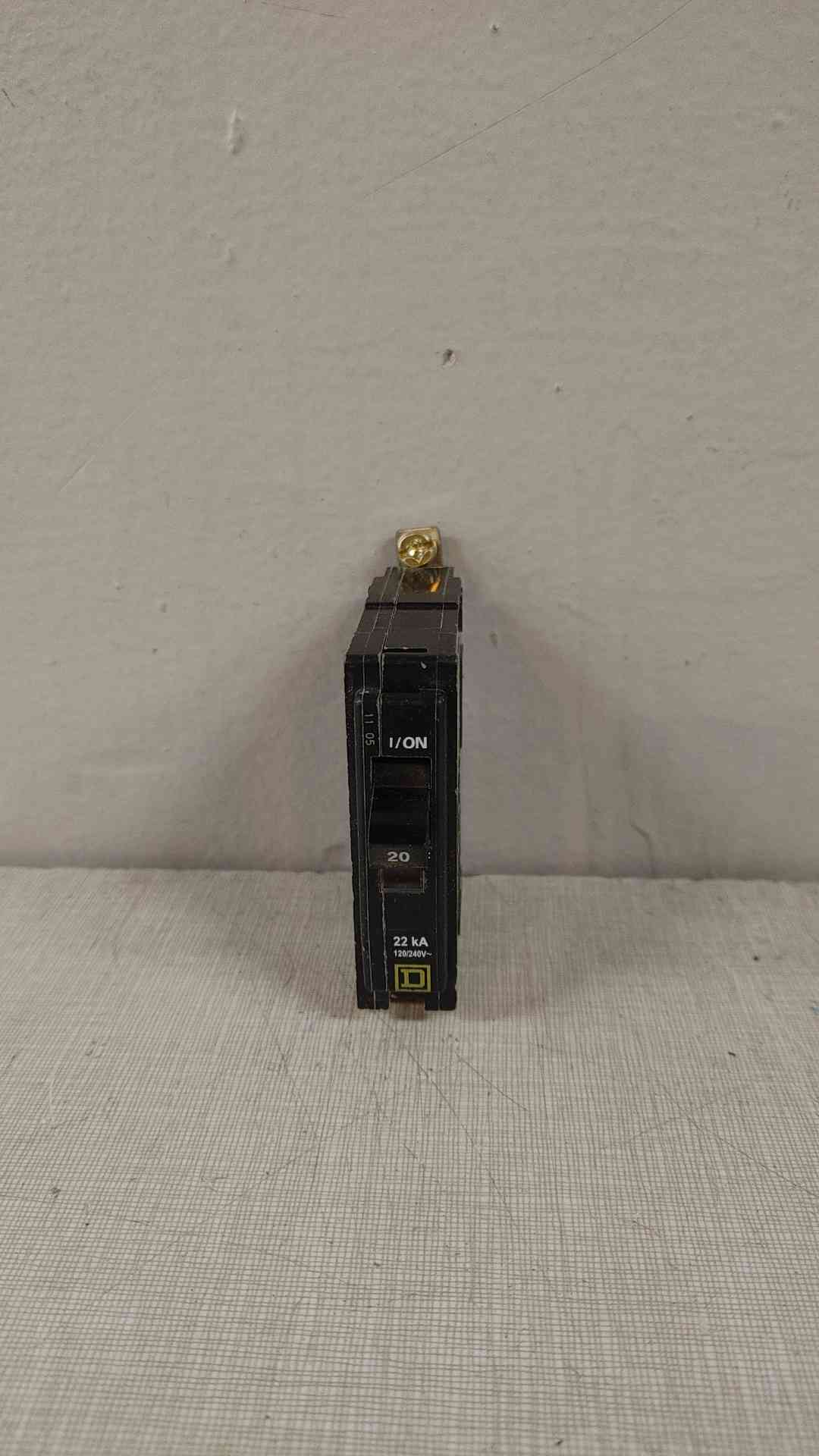 Lot of 5 Square D 20A 1 Pole Circuit Breaker 22KA 22 000A 120/240V(104654)