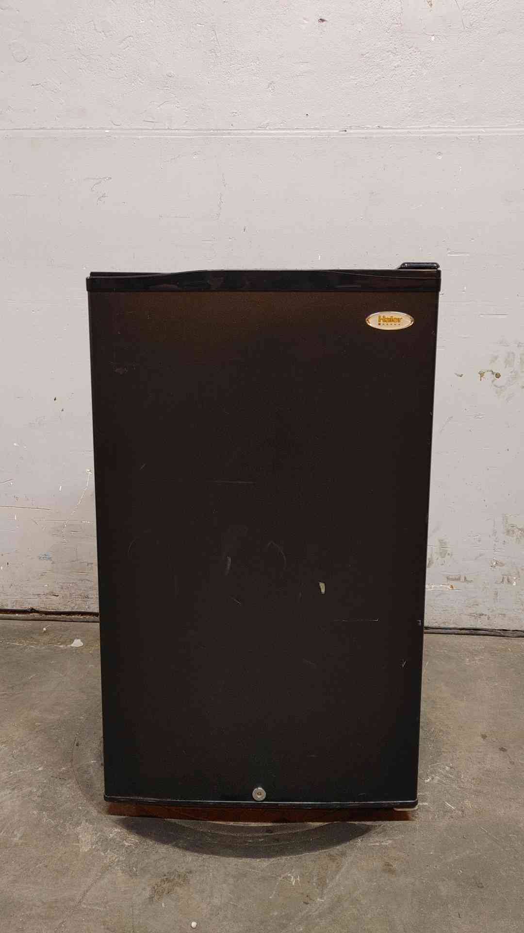 Haier Household Mini Refrigerator 115VAC 1.4A HSL04WNABB