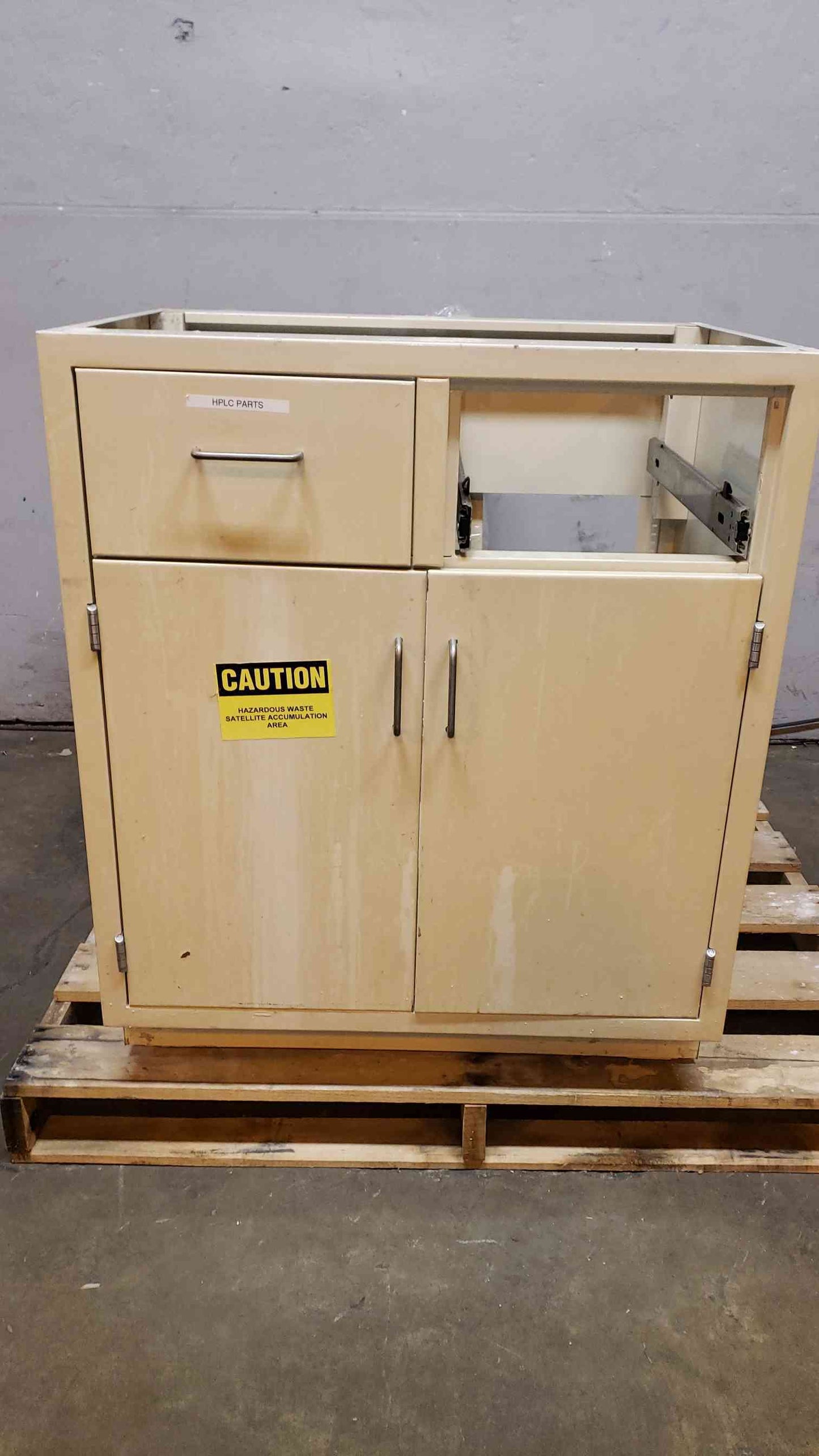 Jamestown 30" Mixed Casework W/ Missing Drawer (SKU: 106824)