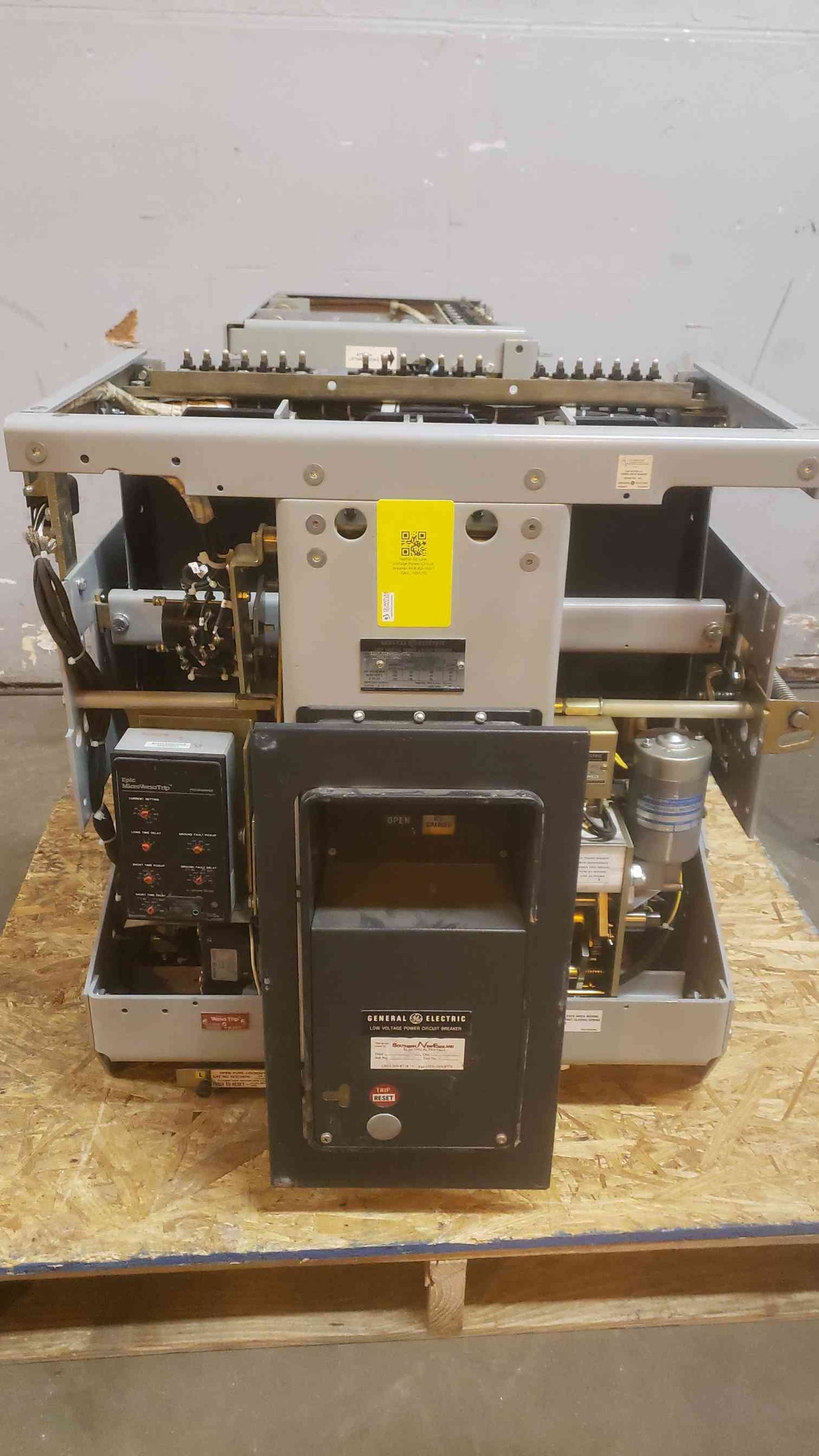 GE 4000A 635V Max Low Voltage Power Circuit Breaker AKR-8D-100-1 (SKU: 109426)