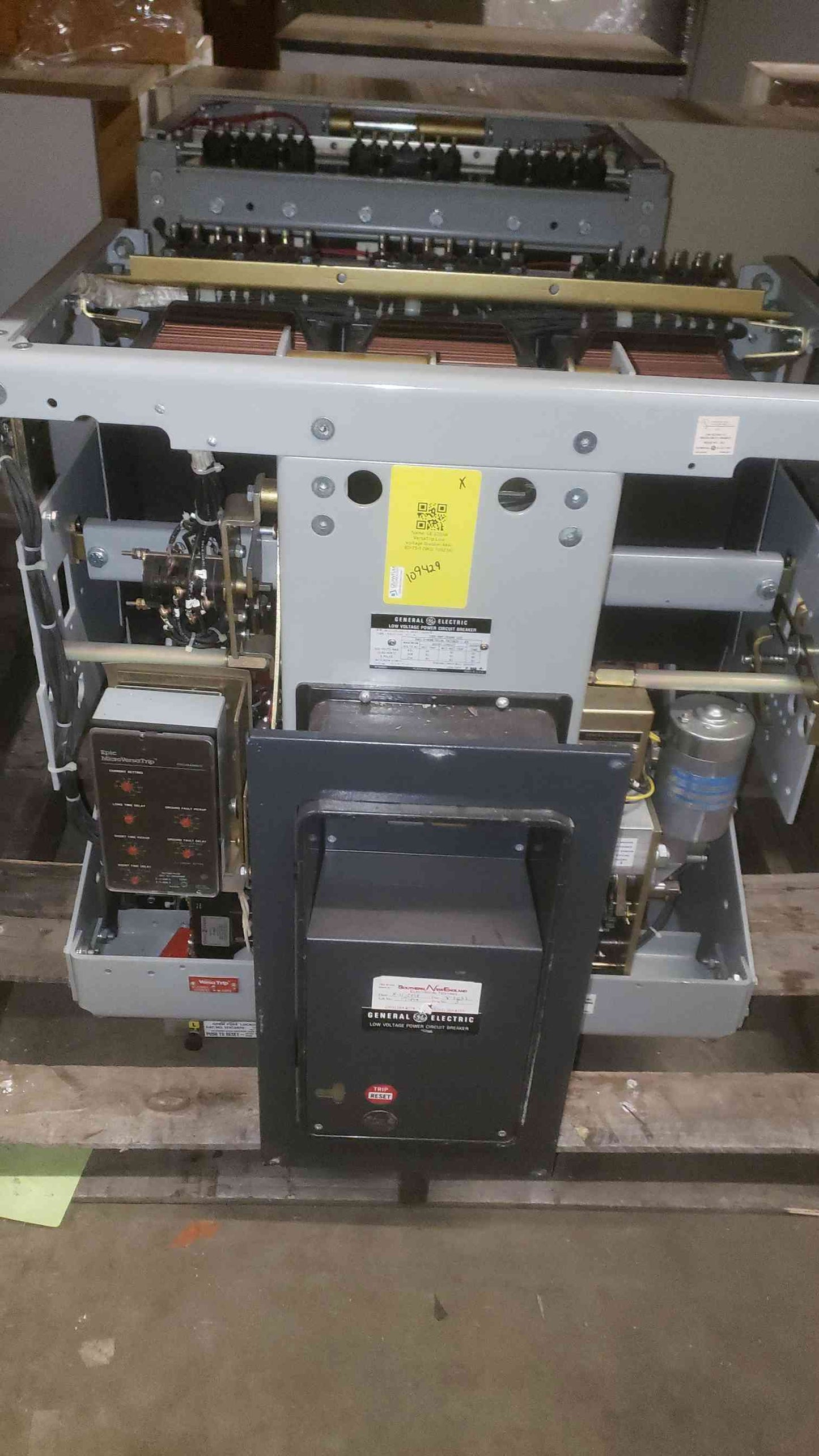 GE 3200A 635V Max Low Voltage Power Circuit Breaker AKR-8D-75-1 (SKU: 109429)