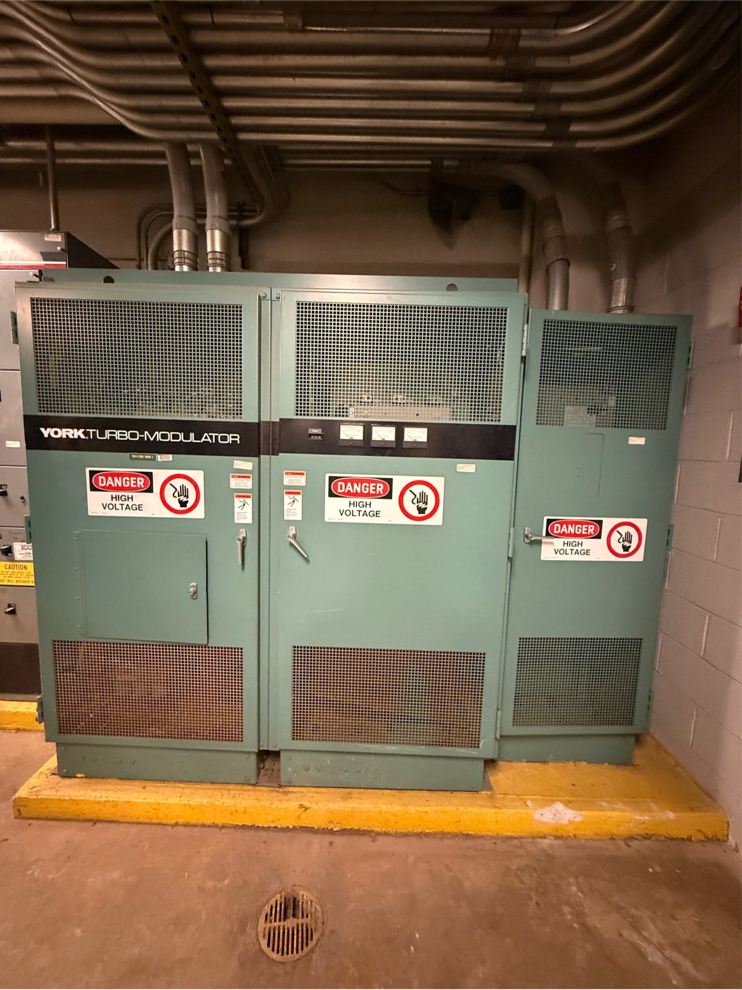 York Turbo-Modulator 3 pieces Variable Speed Drive 450v 3PH 60hz YTM500YAC015-1308