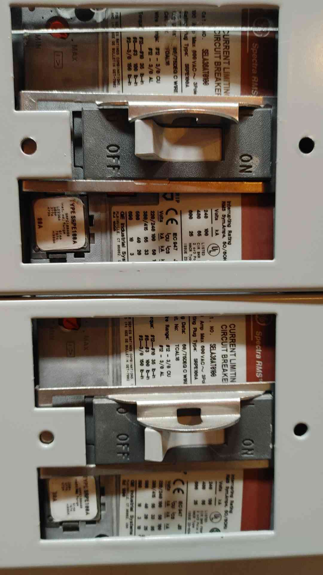 GE Spectra Series 2000A 3PH 480V 3W Breaker Panelboard 9 Breaker + Main + Surge