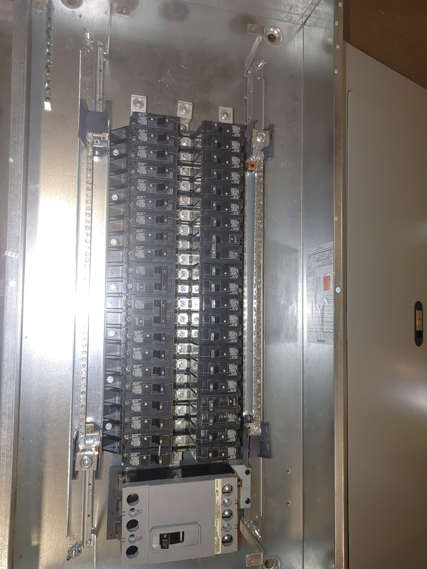 Siemens P1 Panelboard 250A 208Y/120V 3PH 4W 42-Space COPPER BUS w/ 150A Main Loaded (103583)