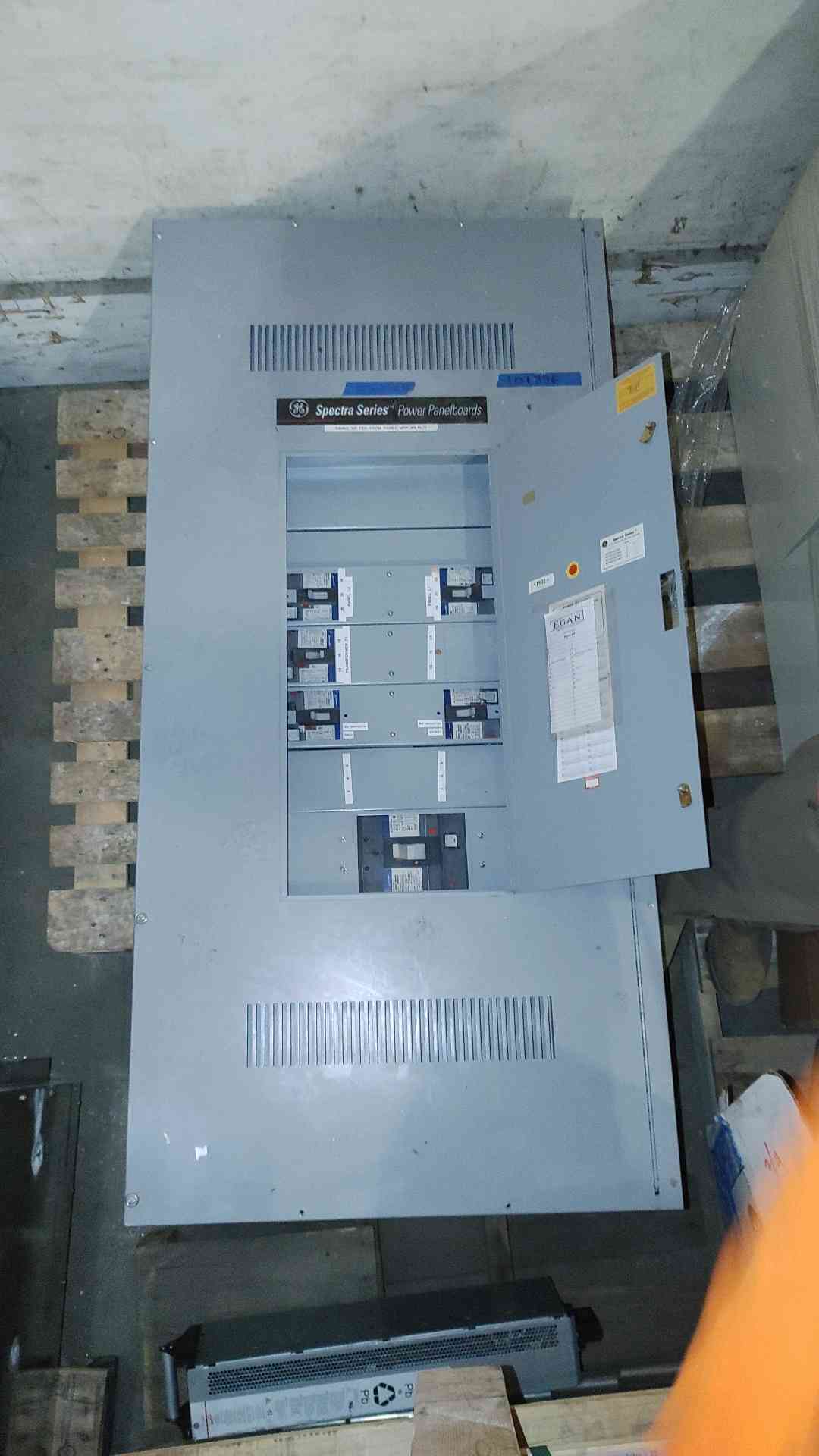 400A GE Spectra Series Panelboard /480V, 277V 3Ph 5 Breaker & Main (SKU:101396)(101396)
