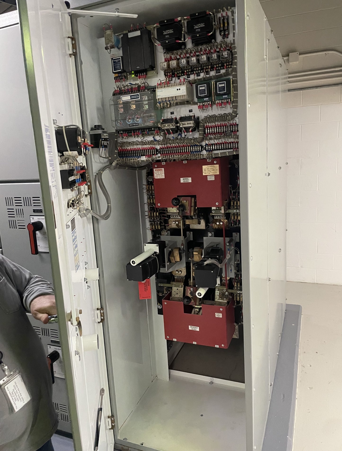 3000A 480V Square D Masterpact Switchgear 8 Section 7 Breaker with Bypass Transfer