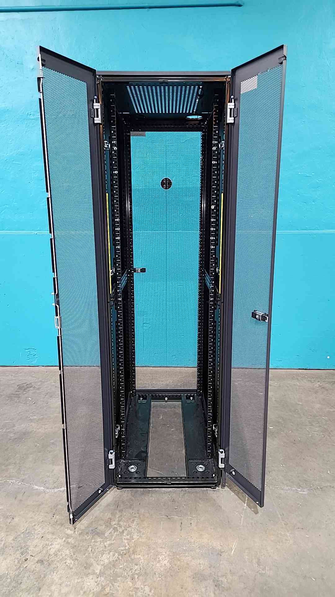 Dell PowerEdge 4210 42U Server Rack Cabinet Enclosure 0GJ575 PS38S Rolling