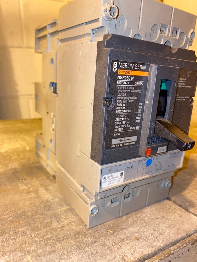 MERLIN GERIN, NSF250 N, 225A (S6LLST1303)(S6LLST1303)