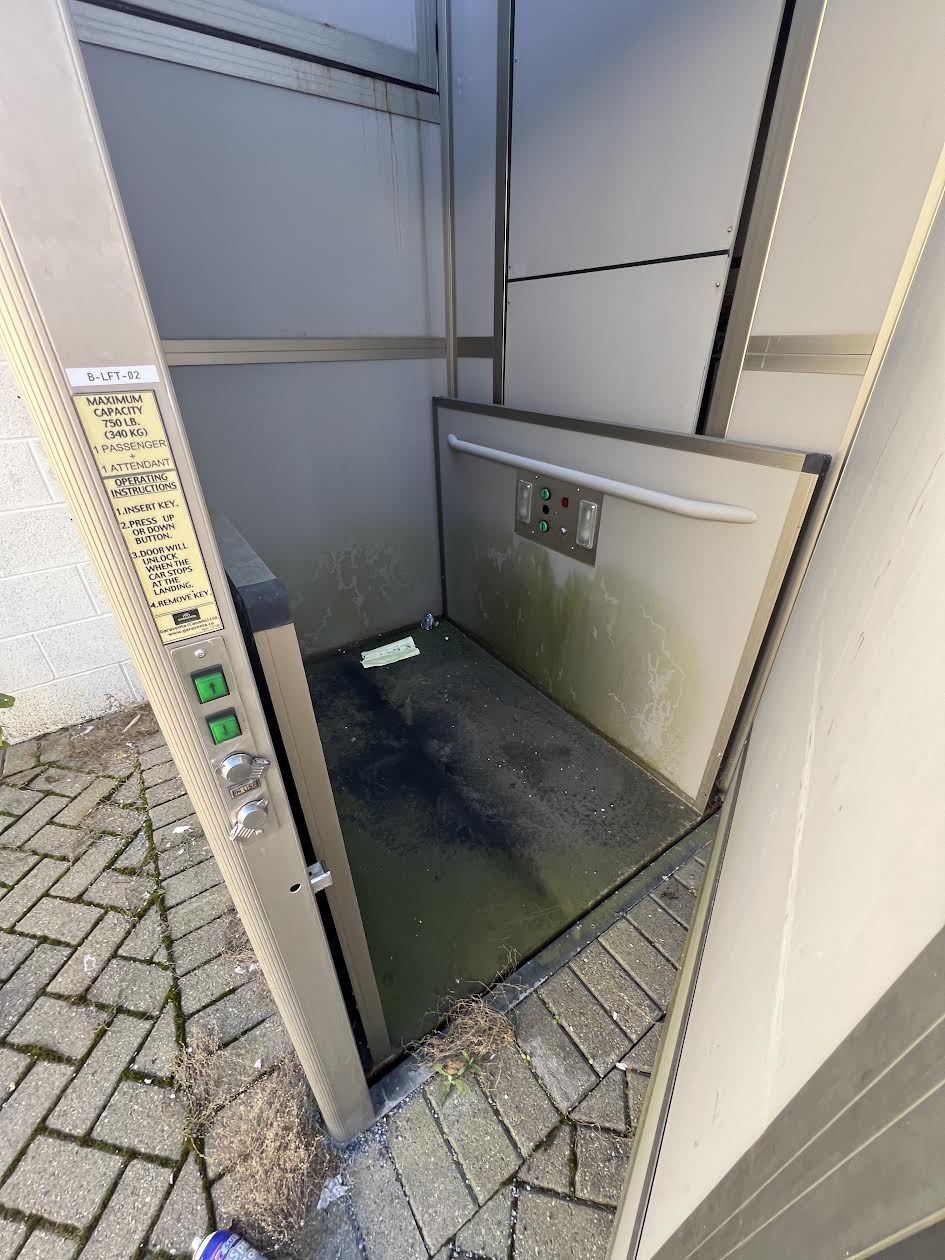 Commercial Elevator Wheelchair Elevator AS-IS Untested