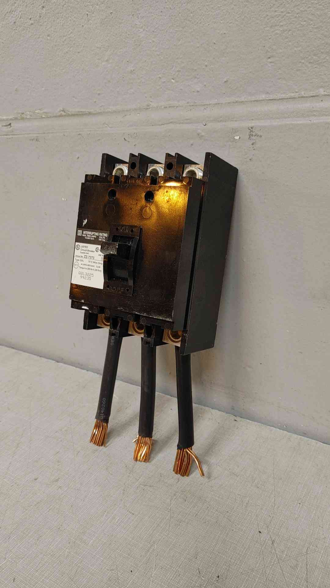 Lot of 3 Square D Circuit Breaker 3 Pole 240VAC 225A ZZ-7373 Q2L3225(104470)