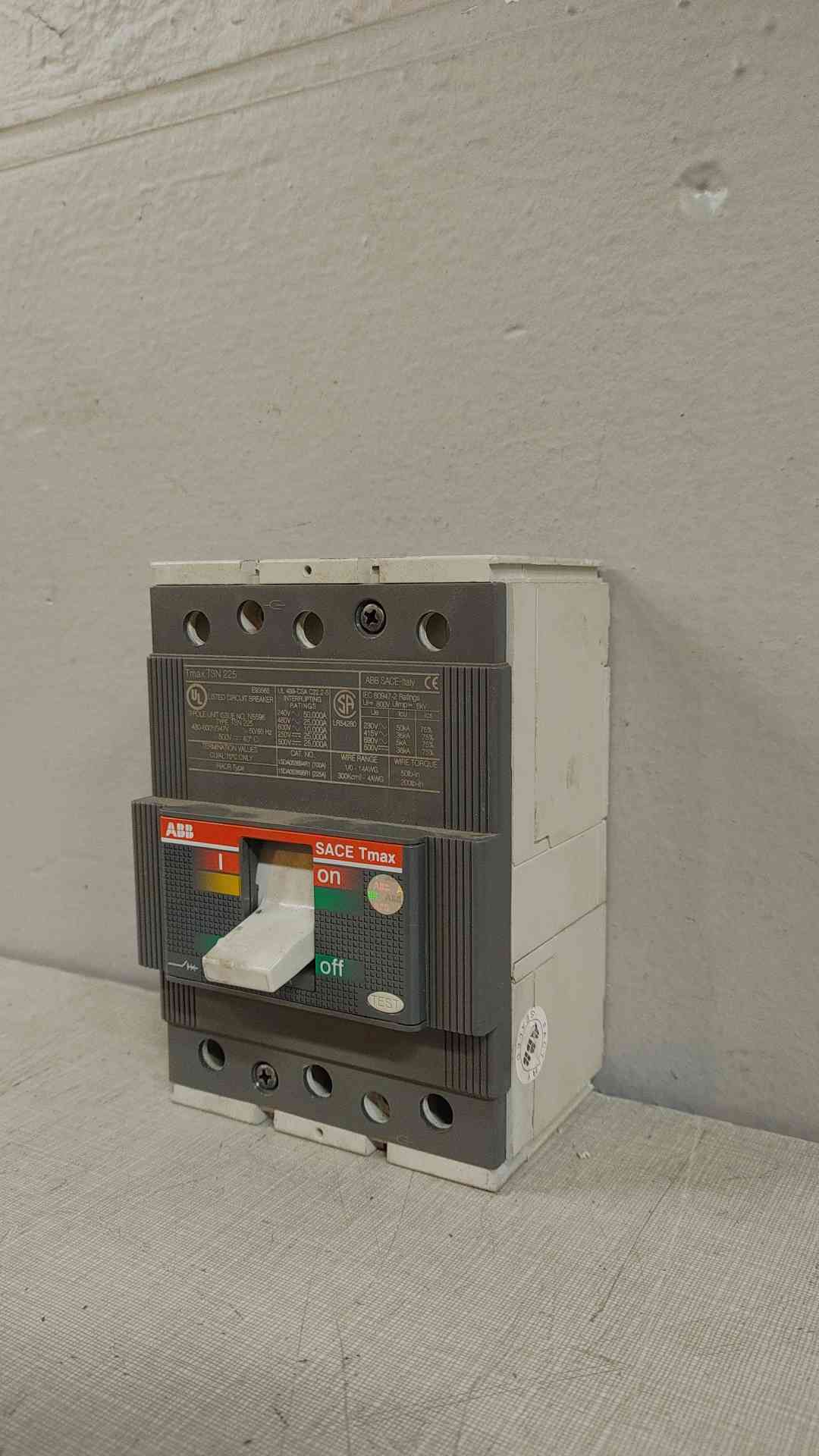 ABB Sace Tmax T3N 225A 3 Pole Circuit Breaker 480-600Y/347V N5596(104646)