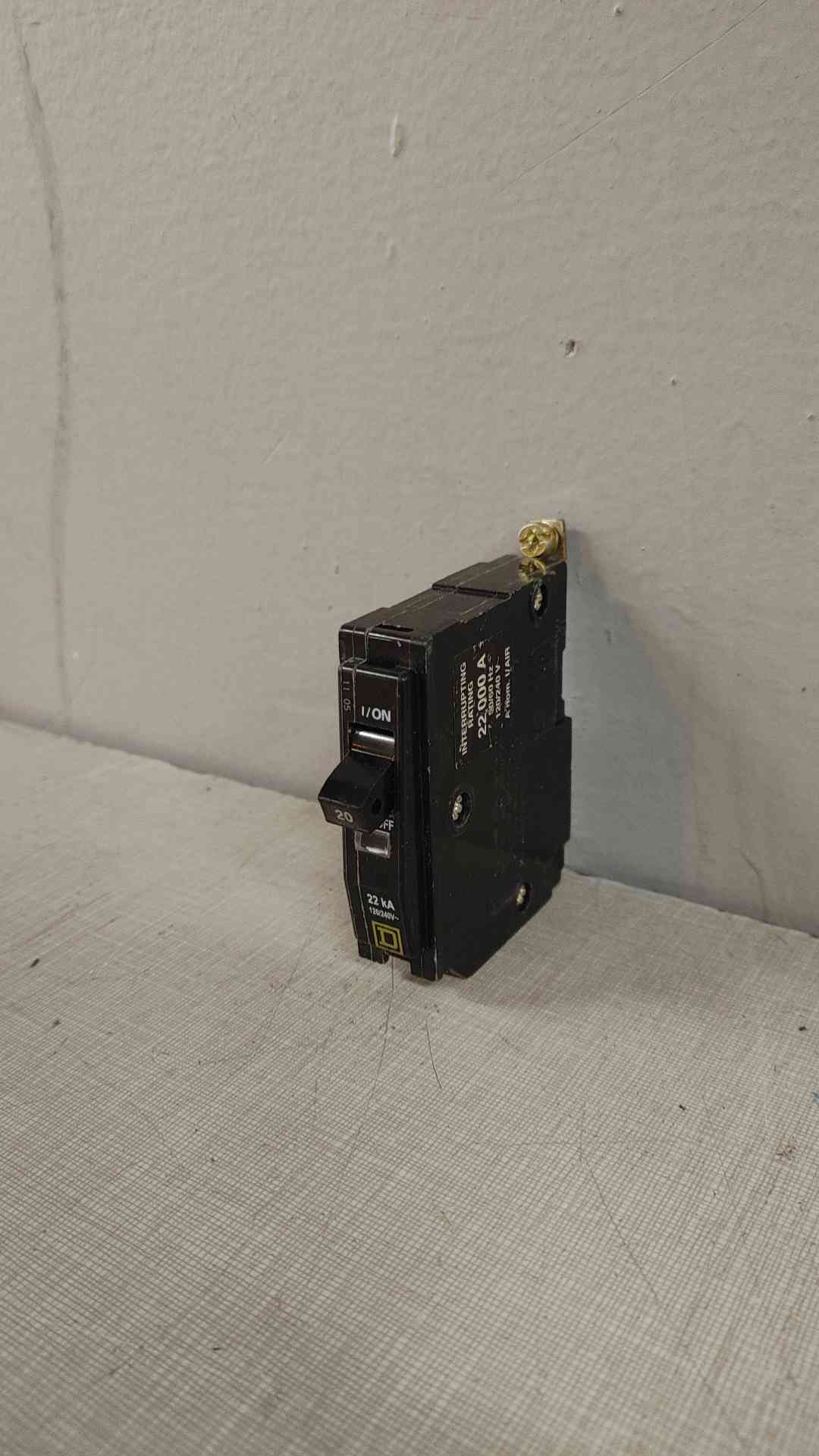 Lot of 5 Square D 20A 1 Pole Circuit Breaker 22KA 22 000A 120/240V(104654)
