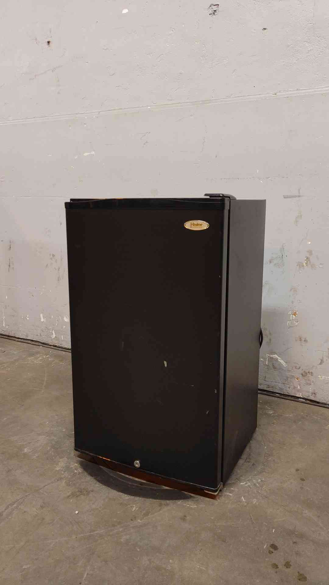 Haier Household Mini Refrigerator 115VAC 1.4A HSL04WNABB