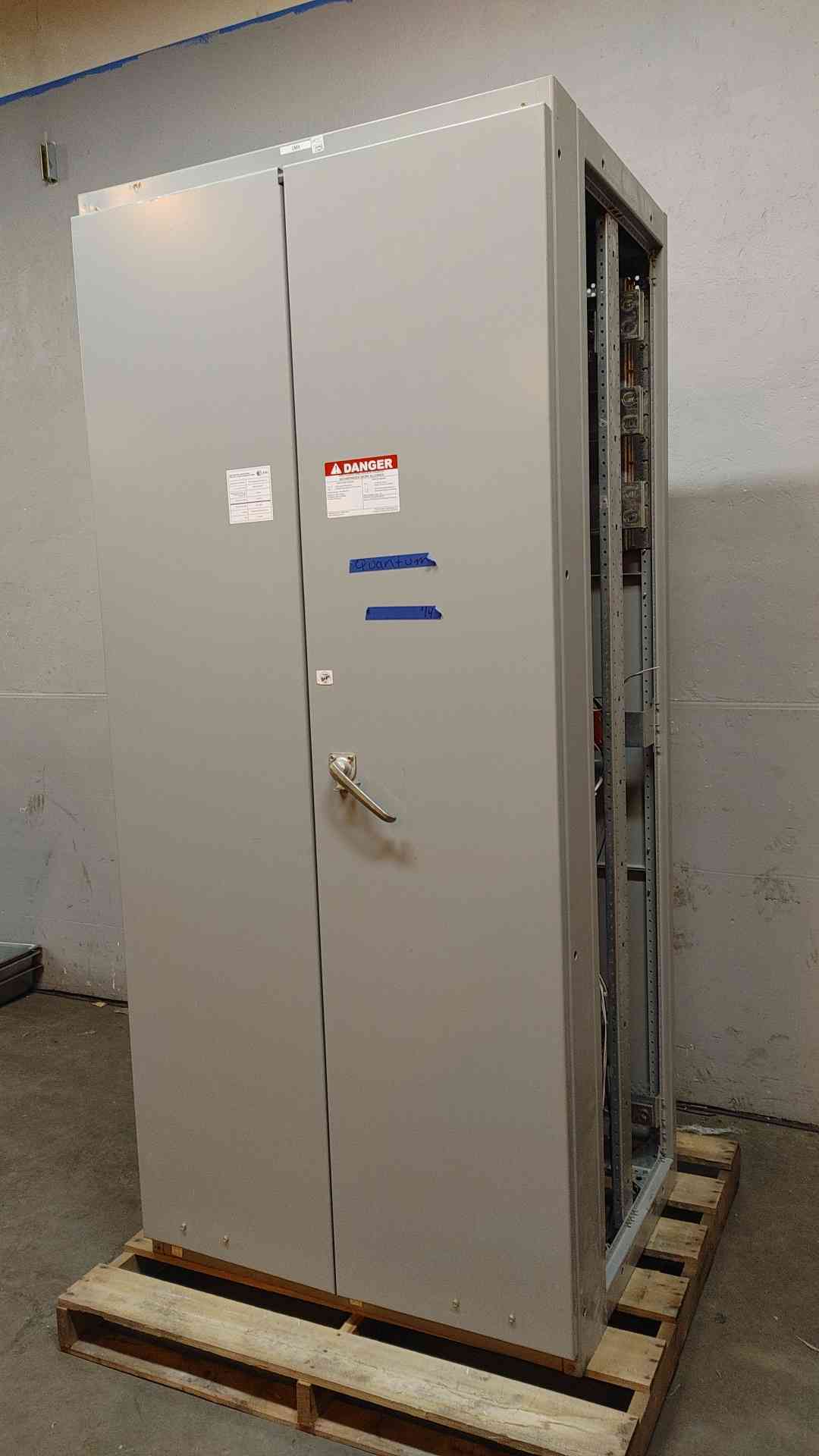 GE Spectra Series 2000A 3PH 480V 3W Breaker Panelboard 9 Breaker + Main + Surge