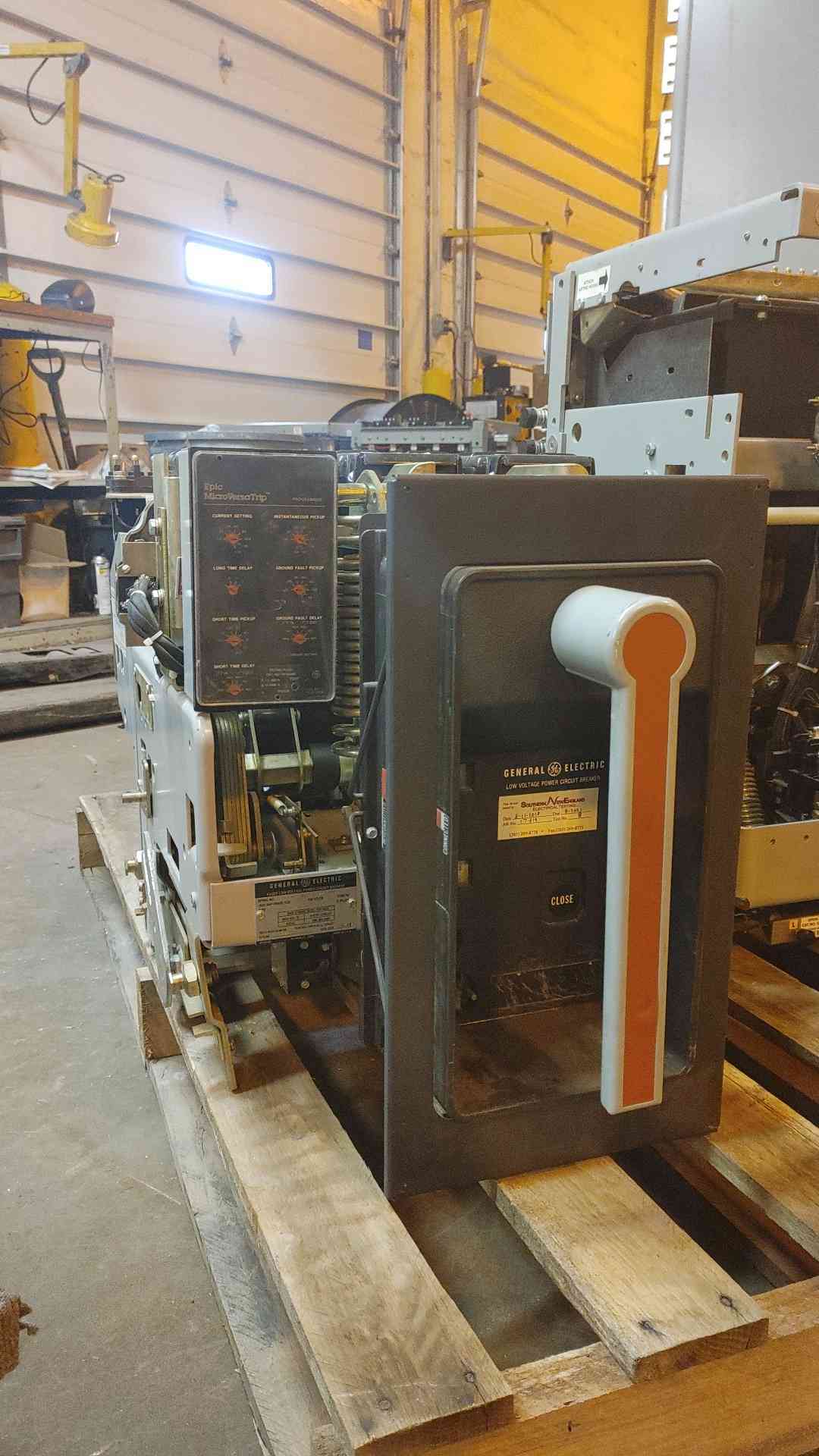 GE Fused LV Power Circuit Breaker 1600A 600VAC 3 Pole AKRU-8D-50-1 (108453)