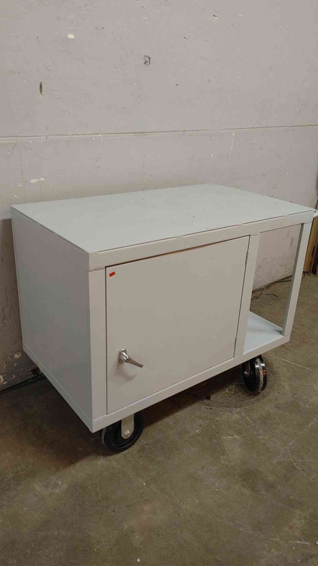 Mobile Cart Metal 2 Doors & Shelf Crash Cart (109176)