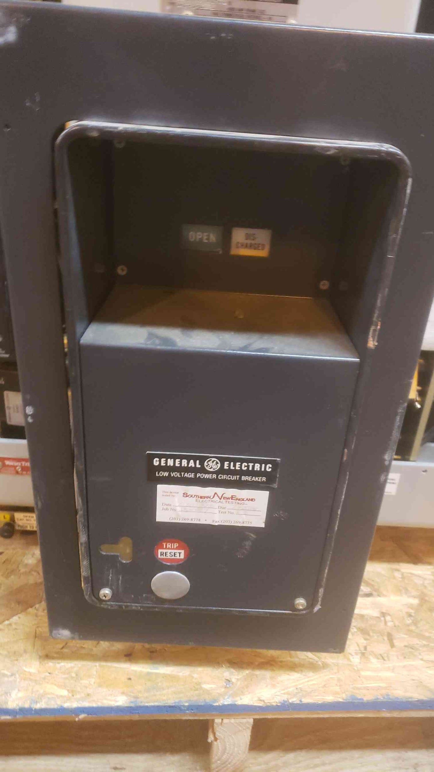 GE 4000A 635V Max Low Voltage Power Circuit Breaker AKR-8D-100-1 (SKU: 109426)