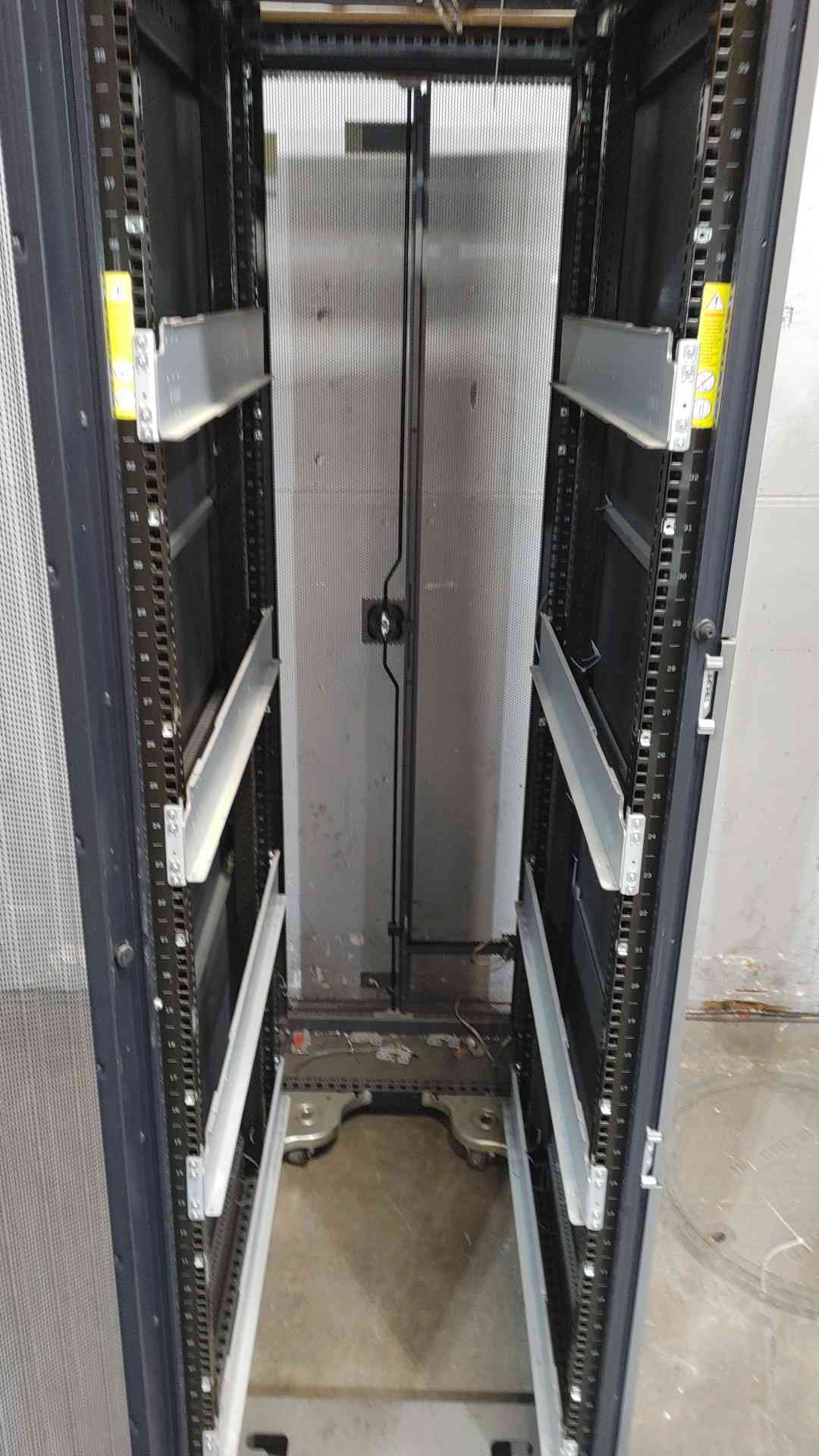 42U HP G2 Server Rack Fully Enclosed 383573 Telecom Cabinet (SKU: 110754)