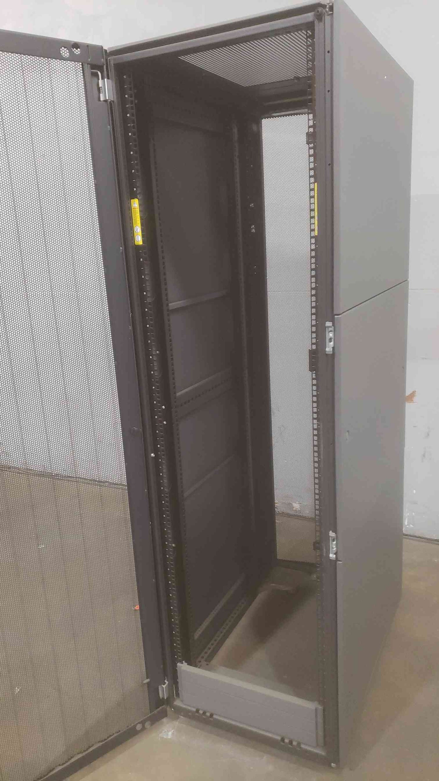 42U HP Fully Enclosed Server Rack (SKU: 110763)
