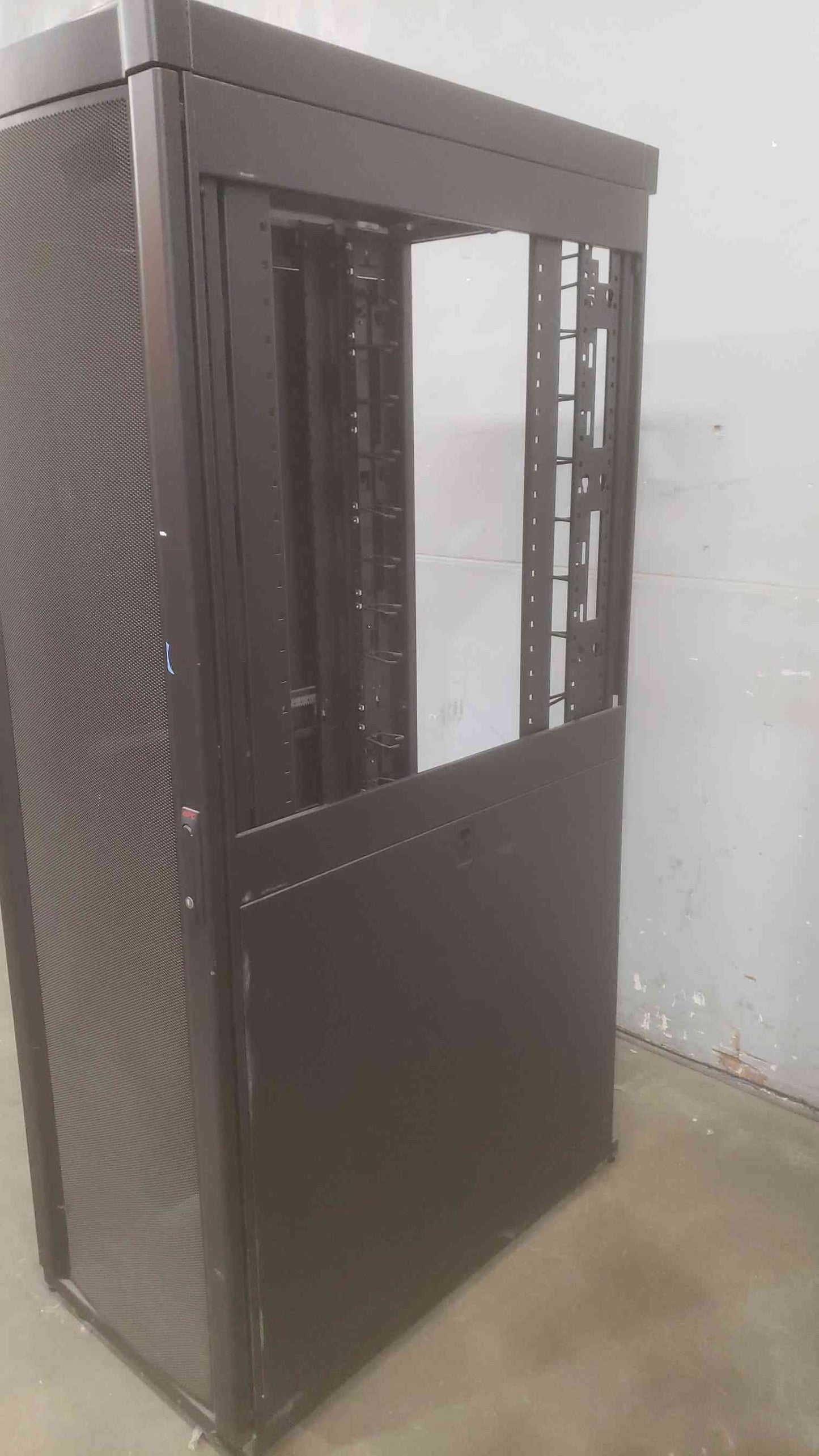 APC Partially Enclosed Server Rack AR3100 HACS (SKU: 110765)