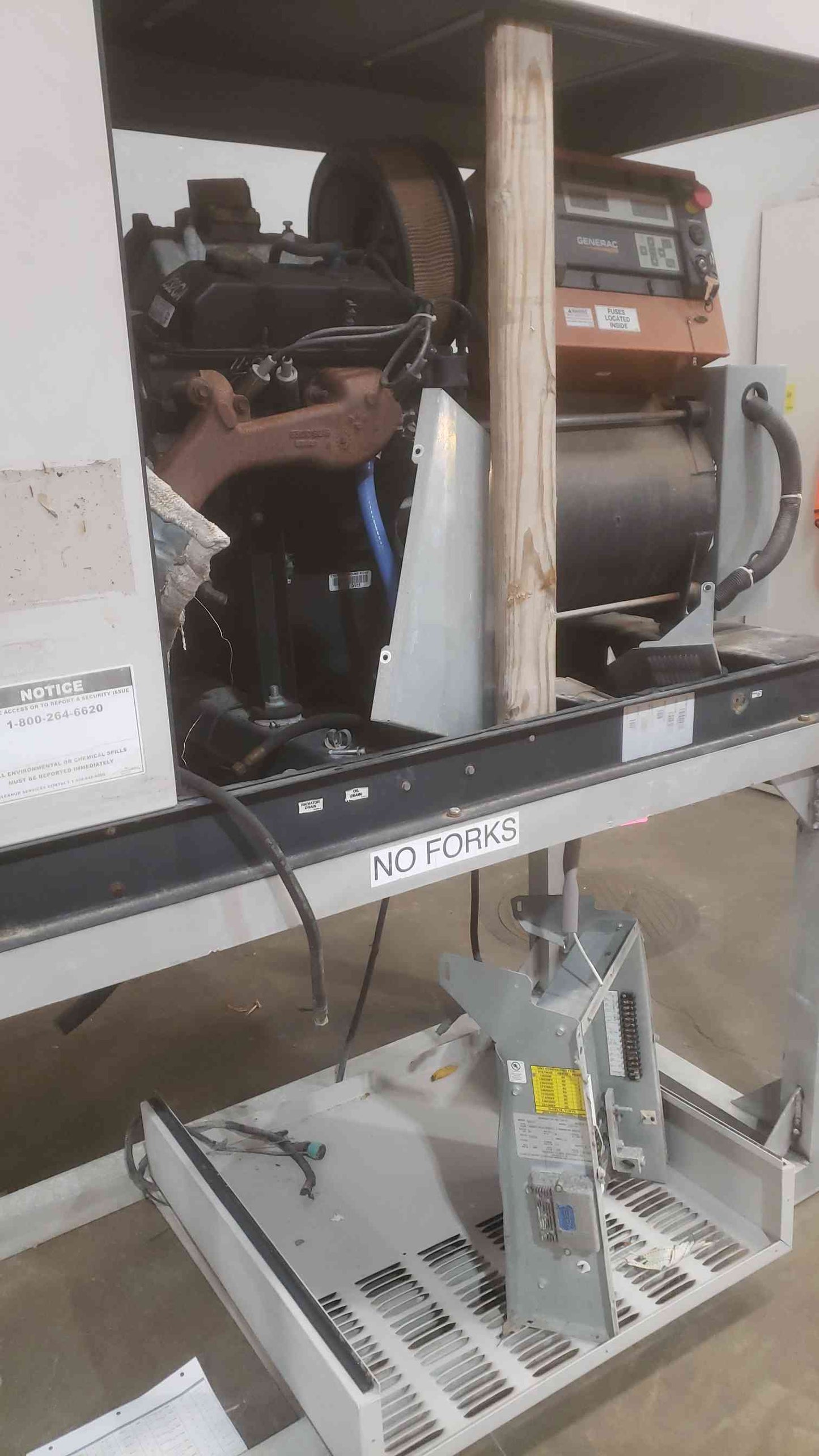 AS IS 30KW Generac SG030 120/240V 125A 1PH LP Nat Gas Chrysler Engine Generator 0051911(SKU: 111038)