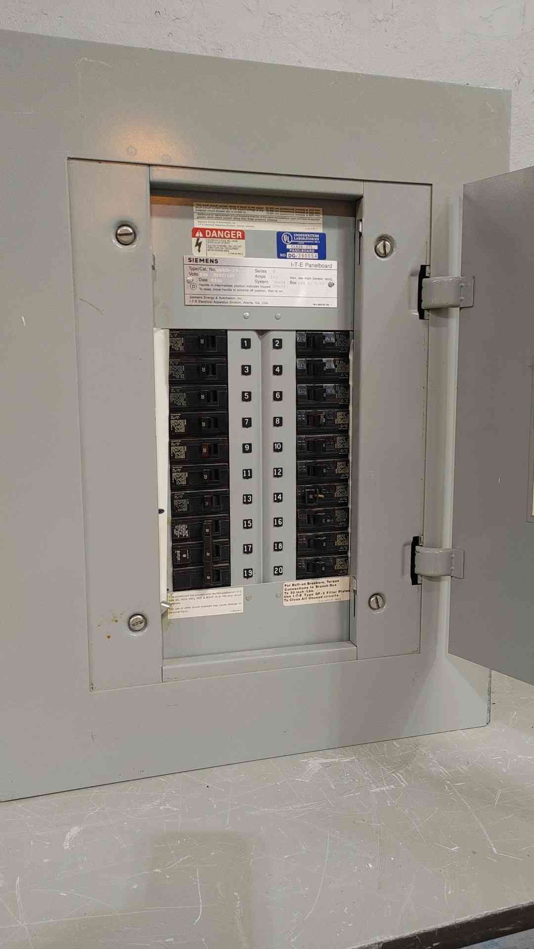 SIEMENS I-T-E 100A 240-208Y/120V 3PH 4W Panelboard UBA20-14L(SKU: 112727)