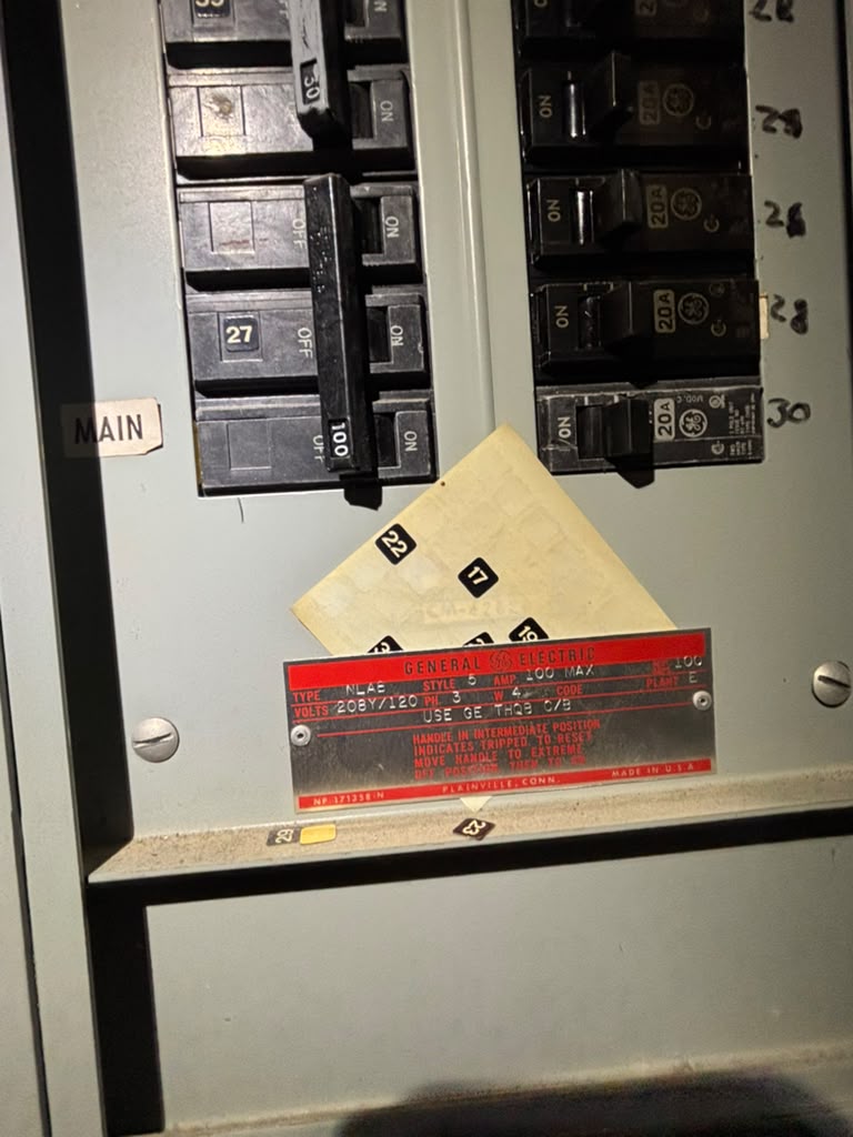 GE NLAB 100A 208Y/120V 3PH 4W Panelboard Enclosure THQB Breakers