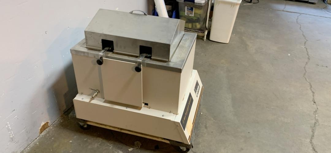 New Brunswick Scientific Classic C76 Shaker Water Bath in working condition prior to being moved to storage(S6LLST6442)