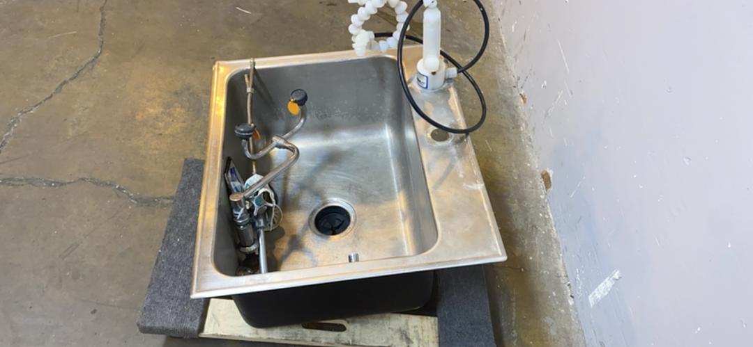 25x22x12" Stainless Steel Sink W/ Eye Wash(S6LLST5861)