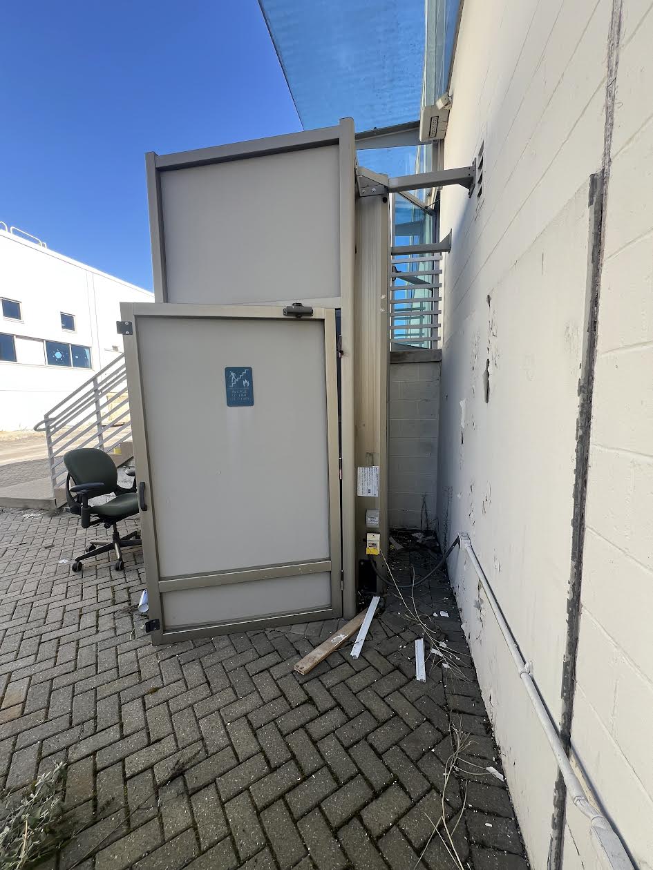 Commercial Elevator Wheelchair Elevator AS-IS Untested