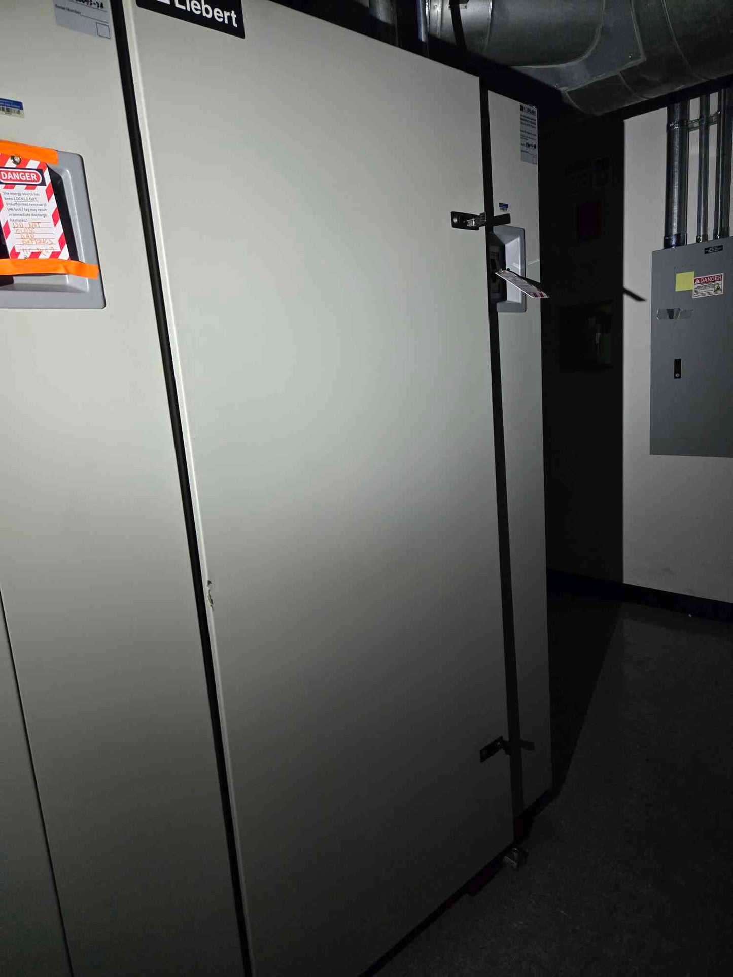Liebert 400A UPS 600 Series Battery Cabinet No Batteries 395A DC Max 480 Volt