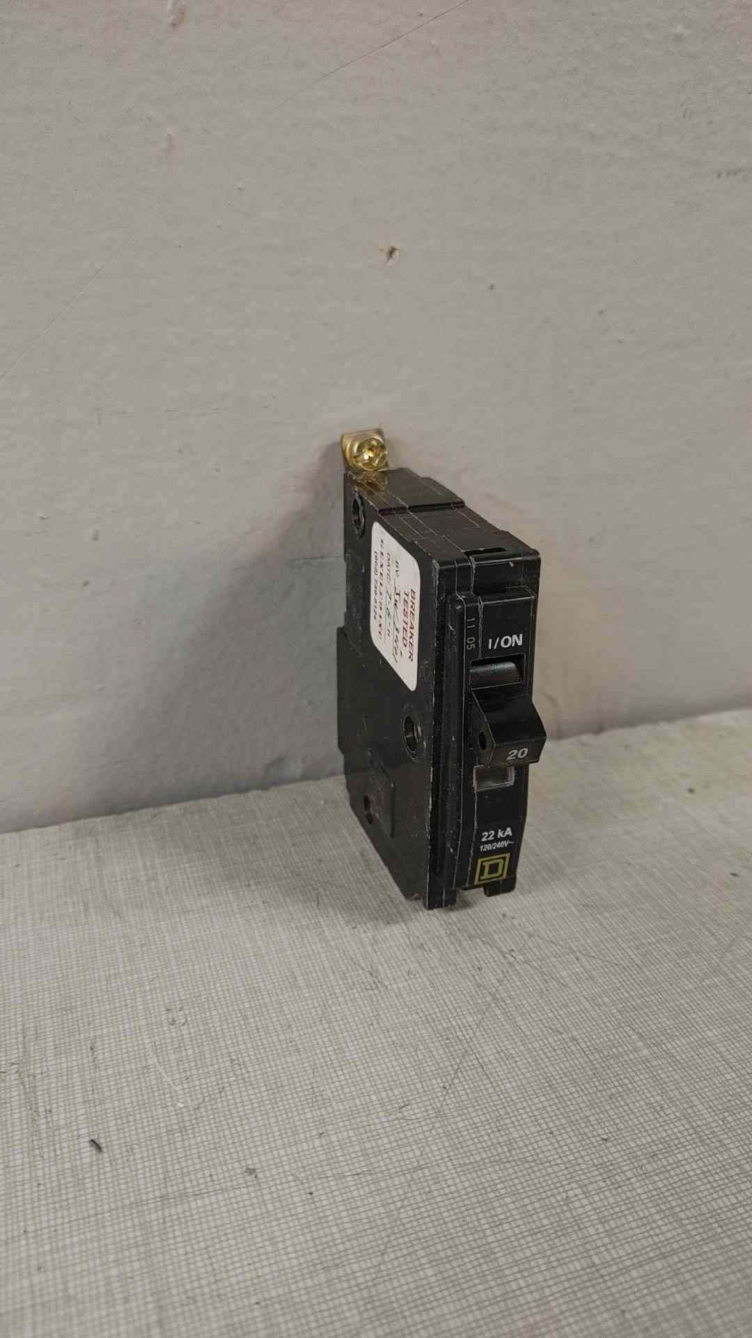 Lot of 5 Square D 20A 1 Pole Circuit Breaker 22KA 22 000A 120/240V(104654)
