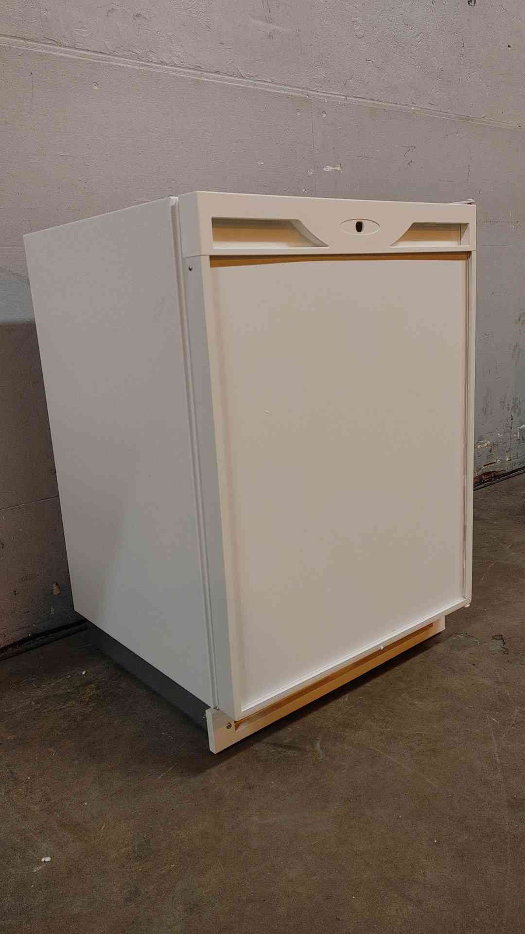 U-Line Compact Reach In Undercount Refrigerator 115VAC 2.4A 1PH U-1175RW-00