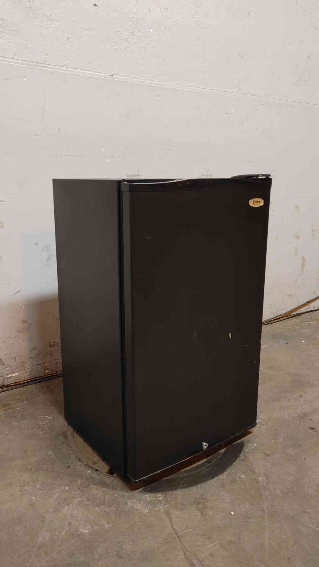 Haier Household Mini Refrigerator 115VAC 1.4A HSL04WNABB