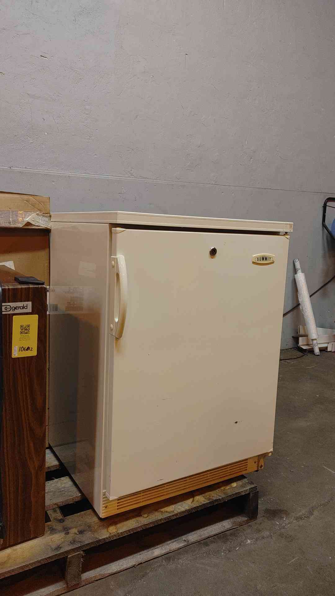 Felix Storch Household Mini Refrigerator 1.3A 120VAC R134A HBS101