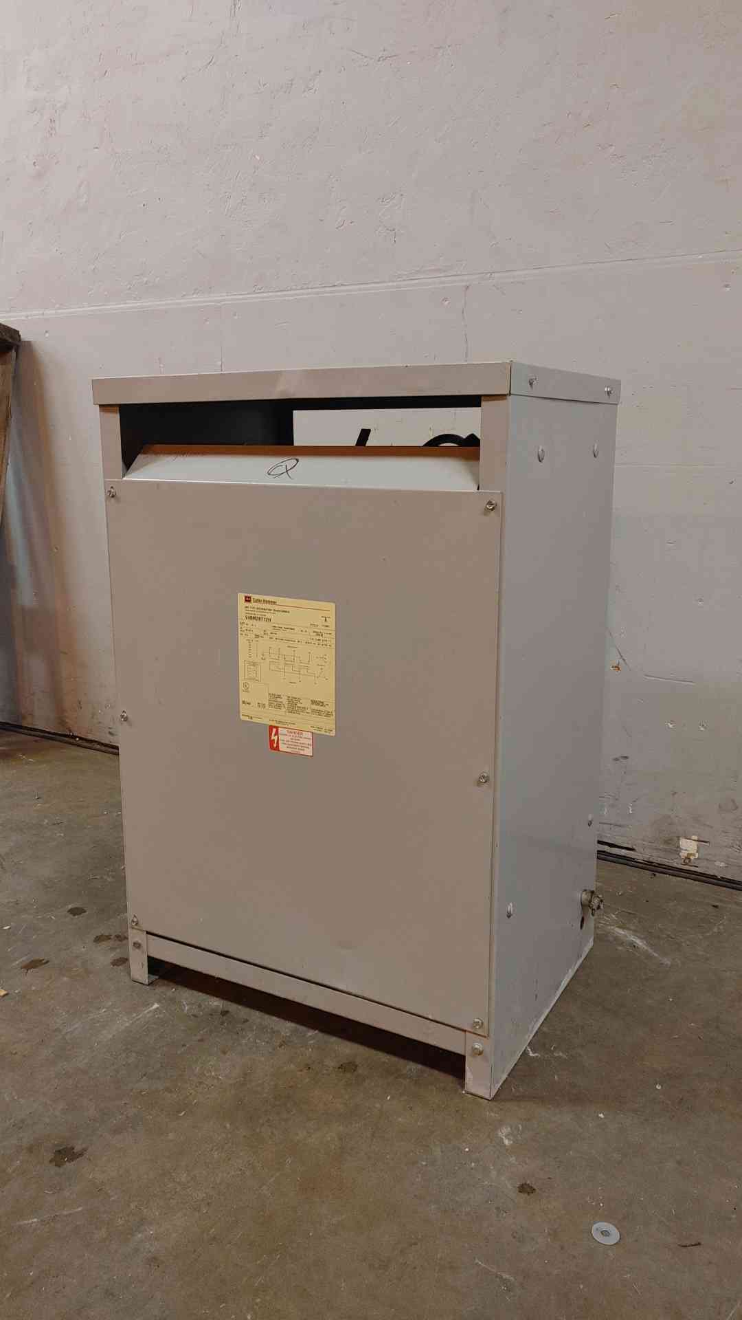 Cutler-Hammer Dry Type Transformer 112.5KVA 480VDC x 208Y/120VAC 3PH V48M28T12H