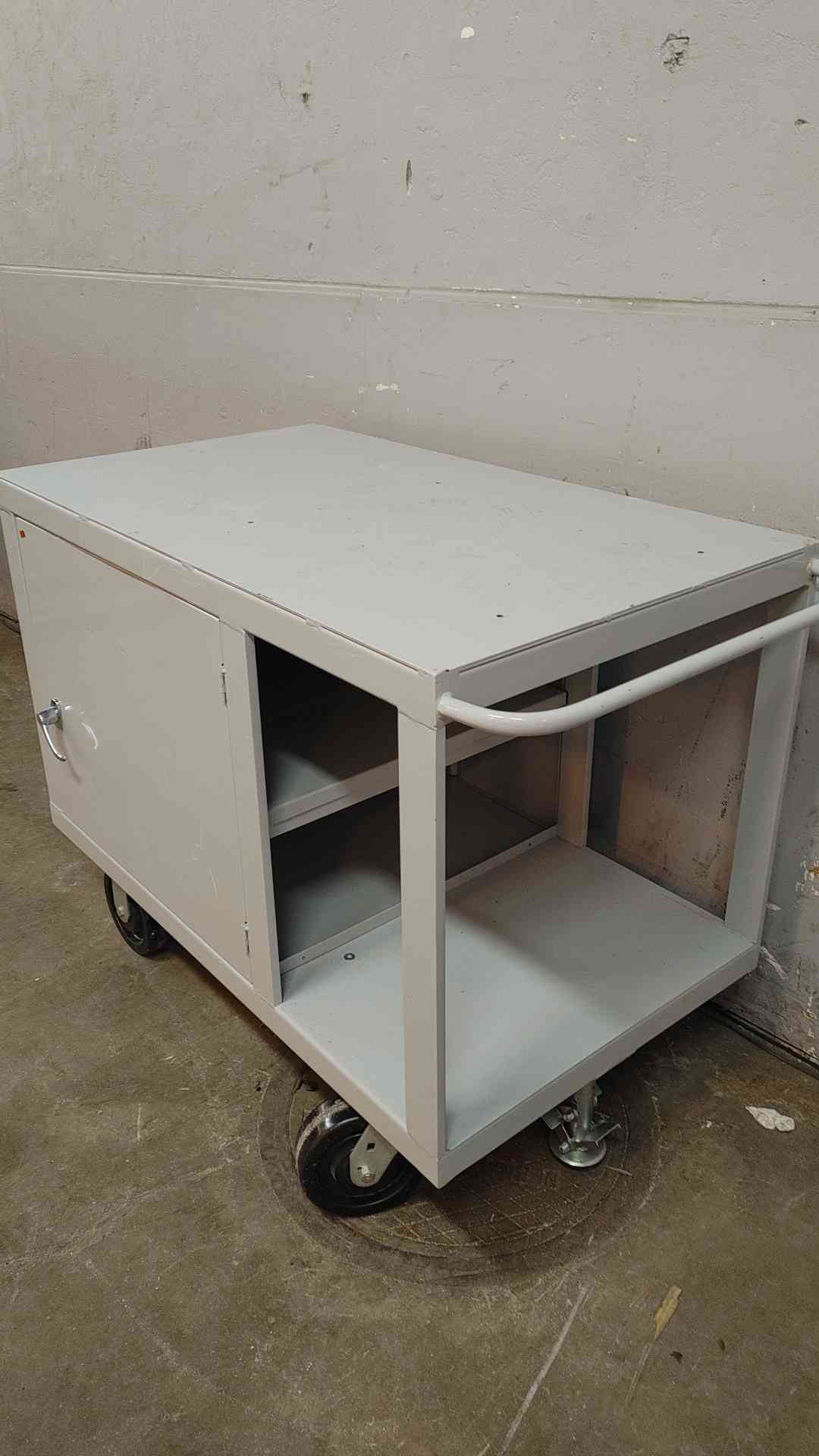 Mobile Cart Metal 2 Doors & Shelf Crash Cart (109176)