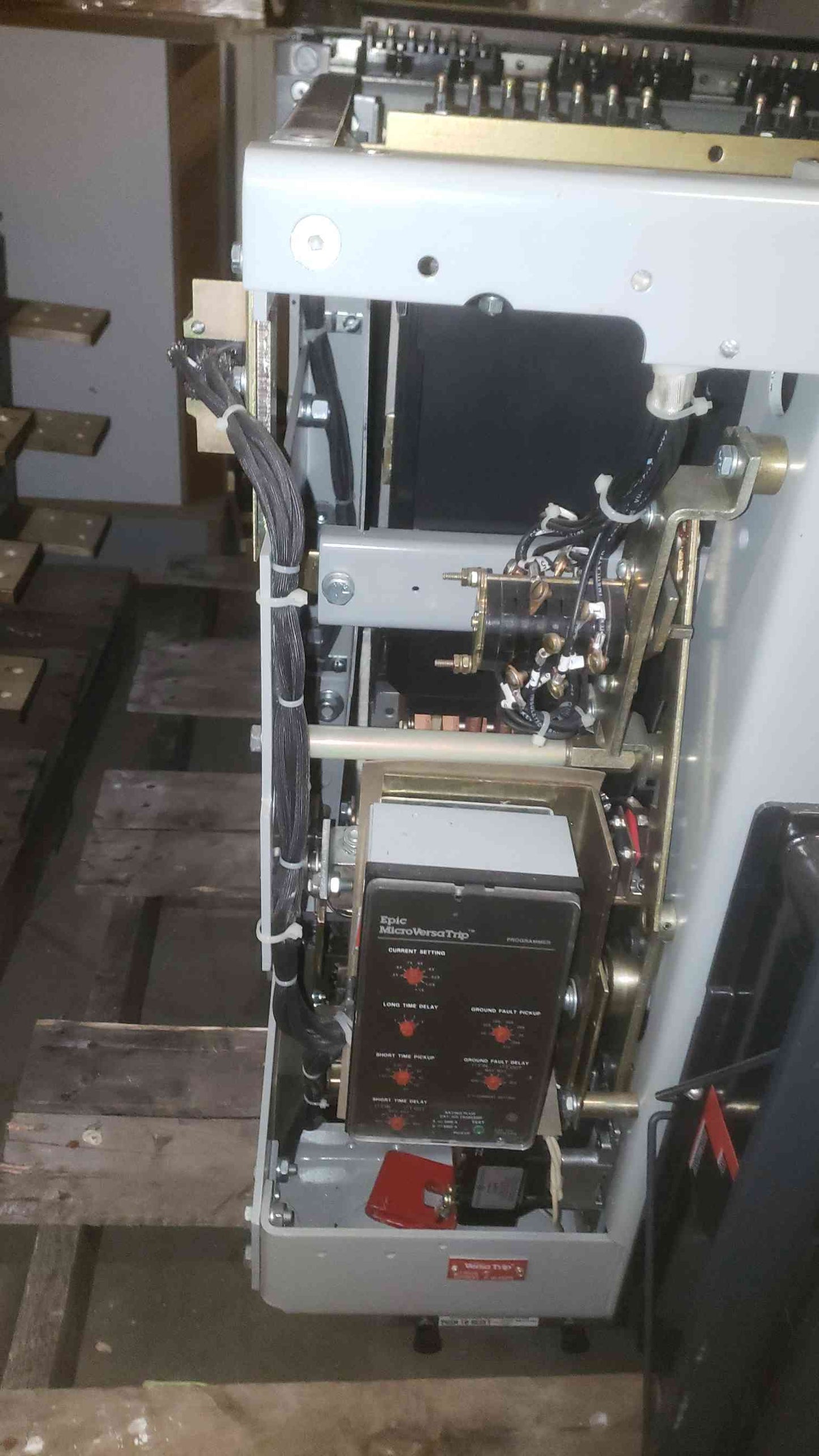 GE 3200A 635V Max Low Voltage Power Circuit Breaker AKR-8D-75-1 (SKU: 109429)