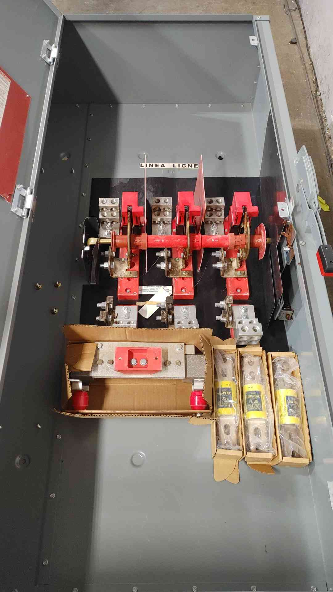 Square D 1200A 600VAC/VDC Heavy Duty Safety Switch w/ Fuses H368 NEW Surplus See Notes (SKU: 110961)