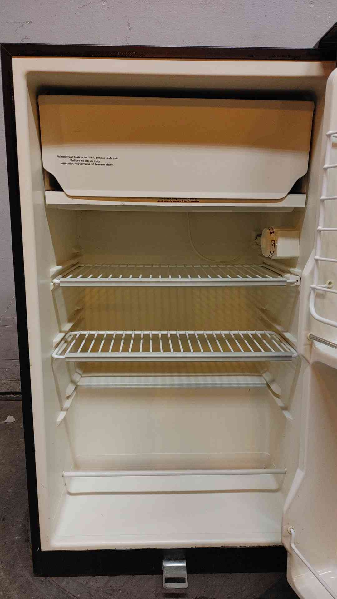 Haier Household Mini Refrigerator 115VAC 1.4A HSL04WNABB