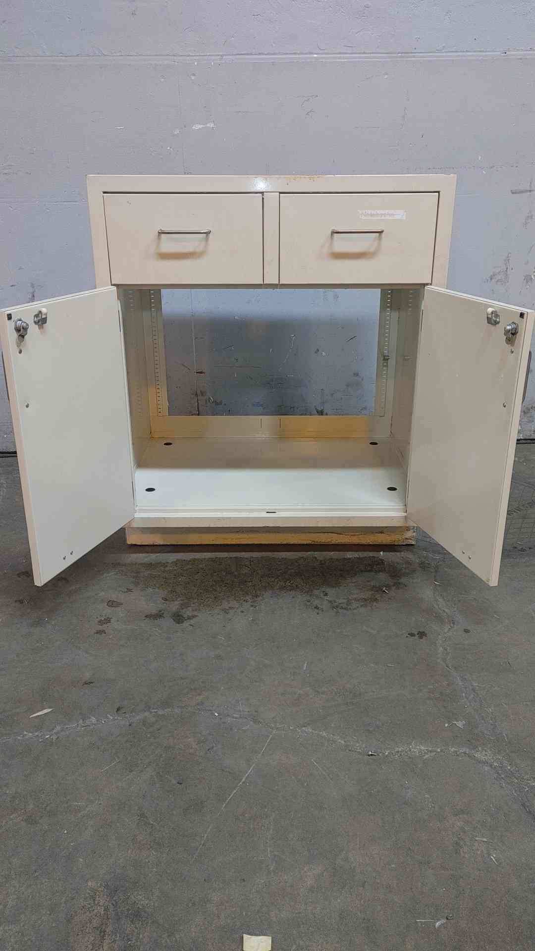 Jamestown 30" Mixed Casework W/ Lock (SKU: 106815)