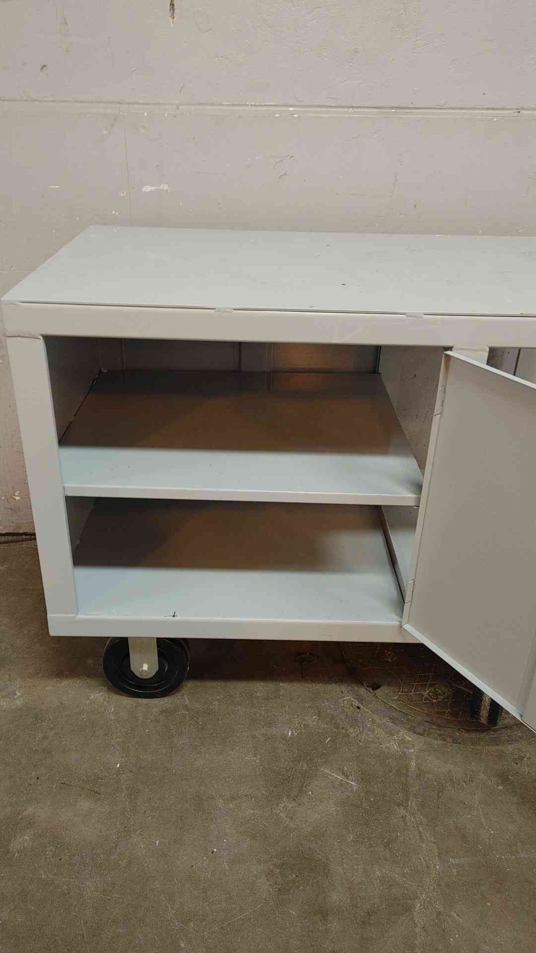 Mobile Cart Metal 2 Doors & Shelf Crash Cart (109176)