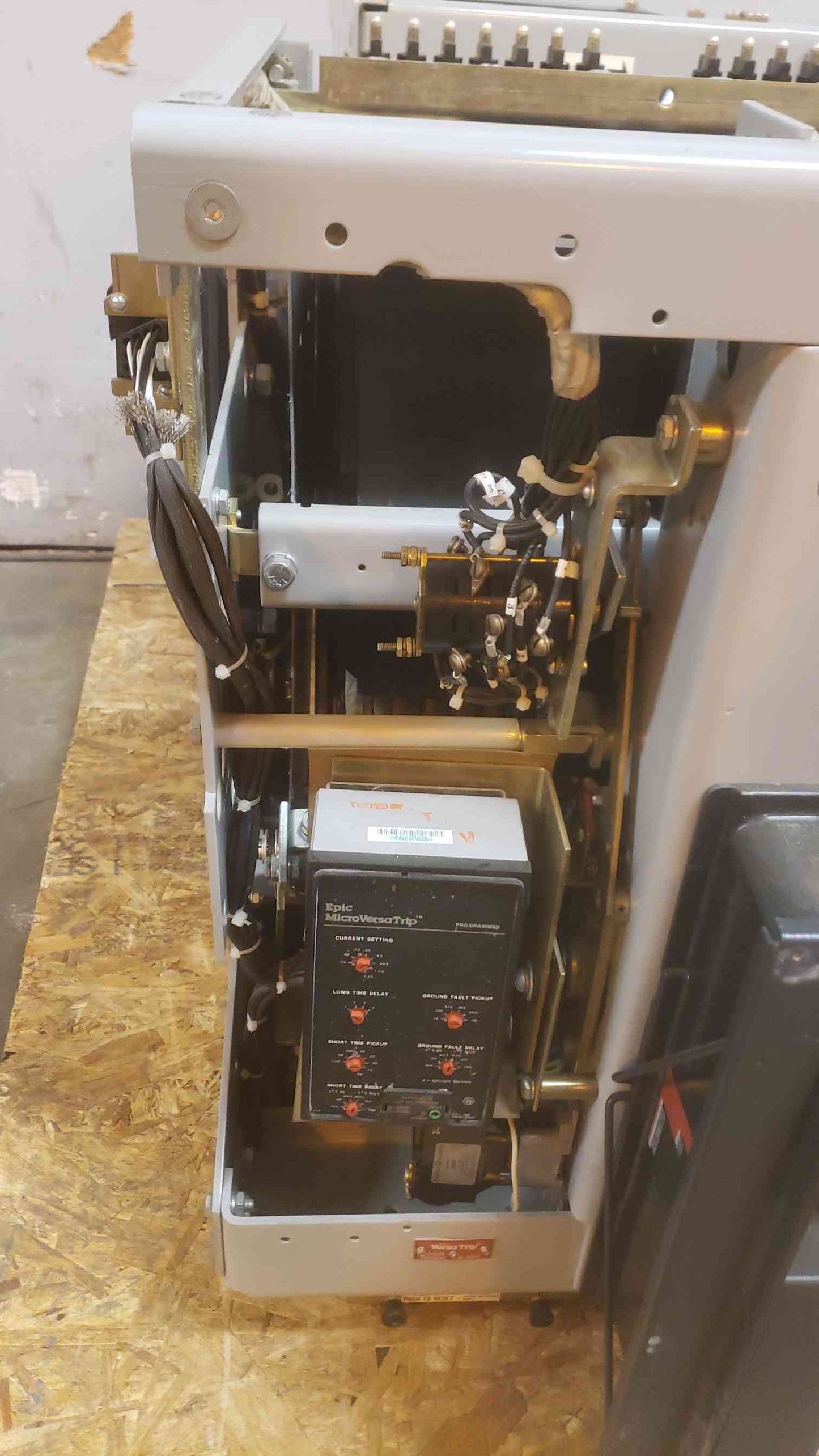 GE 4000A 635V Max Low Voltage Power Circuit Breaker AKR-8D-100-1 (SKU: 109426)