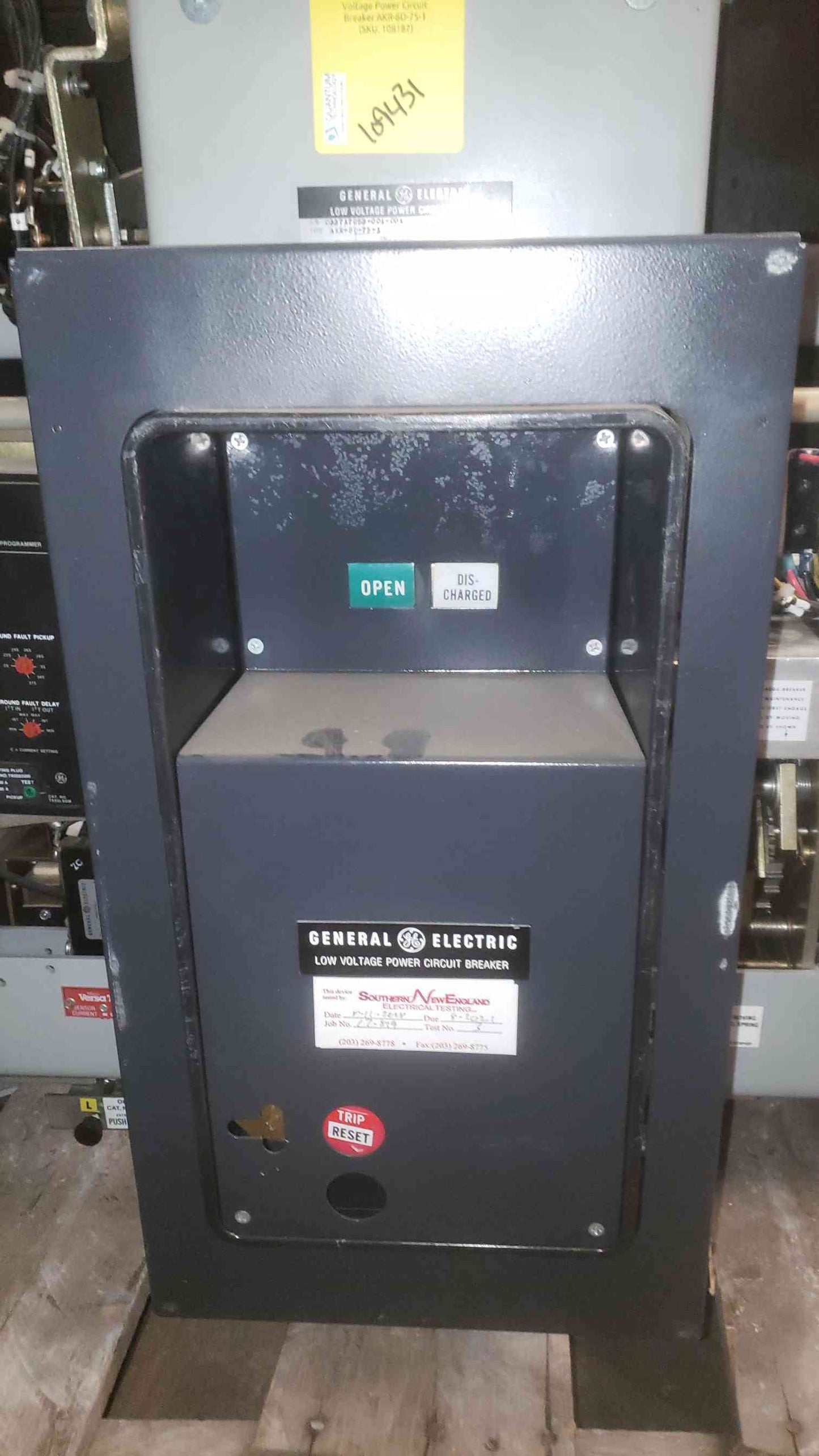 GE 3200A 635V Max Low Voltage Power Circuit Breaker AKR-8D-75-1 (SKU: 109431)