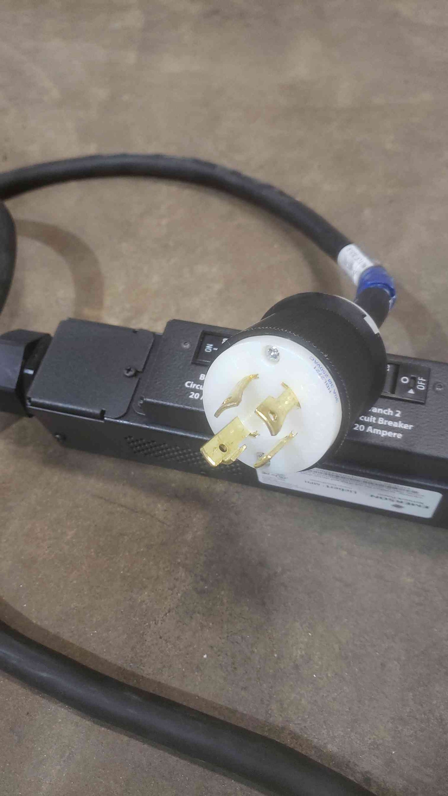 EMERSON 27Port 208VAC 50/60Hz 3W+PE 30A MPH PDU STRIP (SKU: 110567)