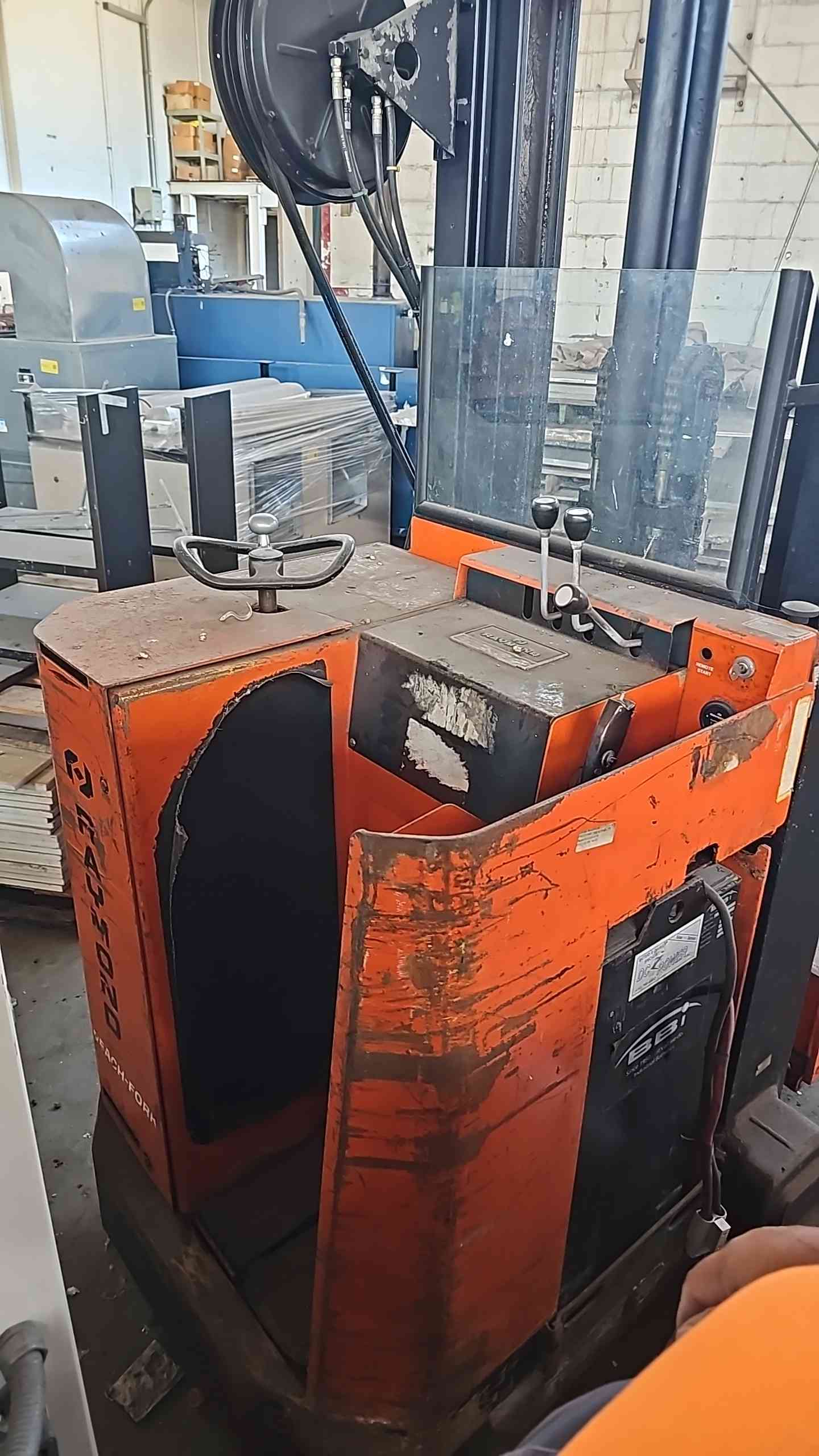AS-Is Raymond 20R30TT Reach Forklift 3000 lb Cap Not Running Needs Battery (110875).