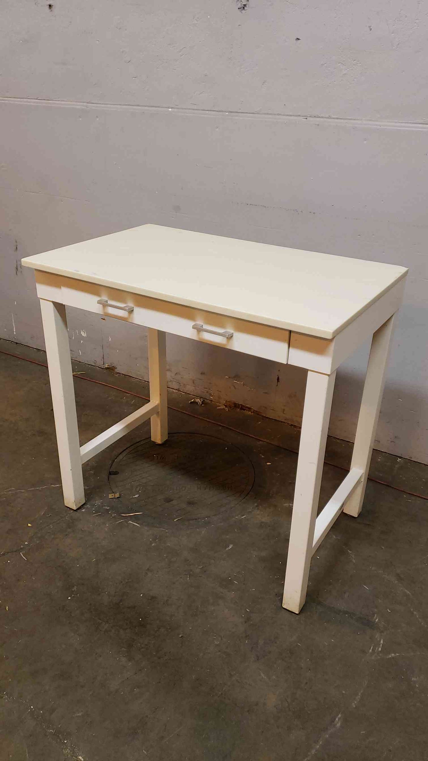 St. Charles 3' White Table W/ Apron (SKU: 1948AA)(1948AA)