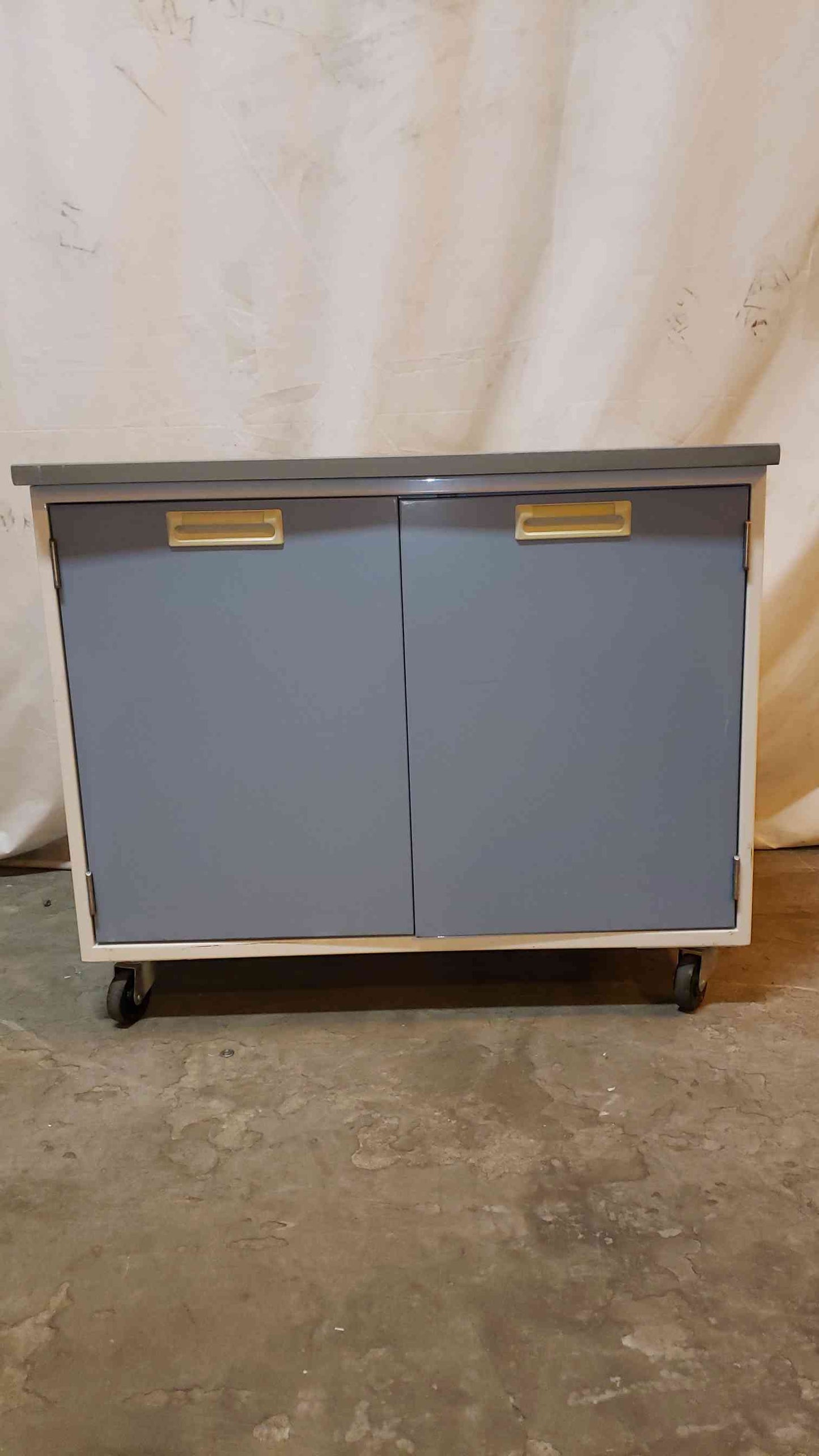 2 Door Rolling Cabinet (1152AA)(1152AA)