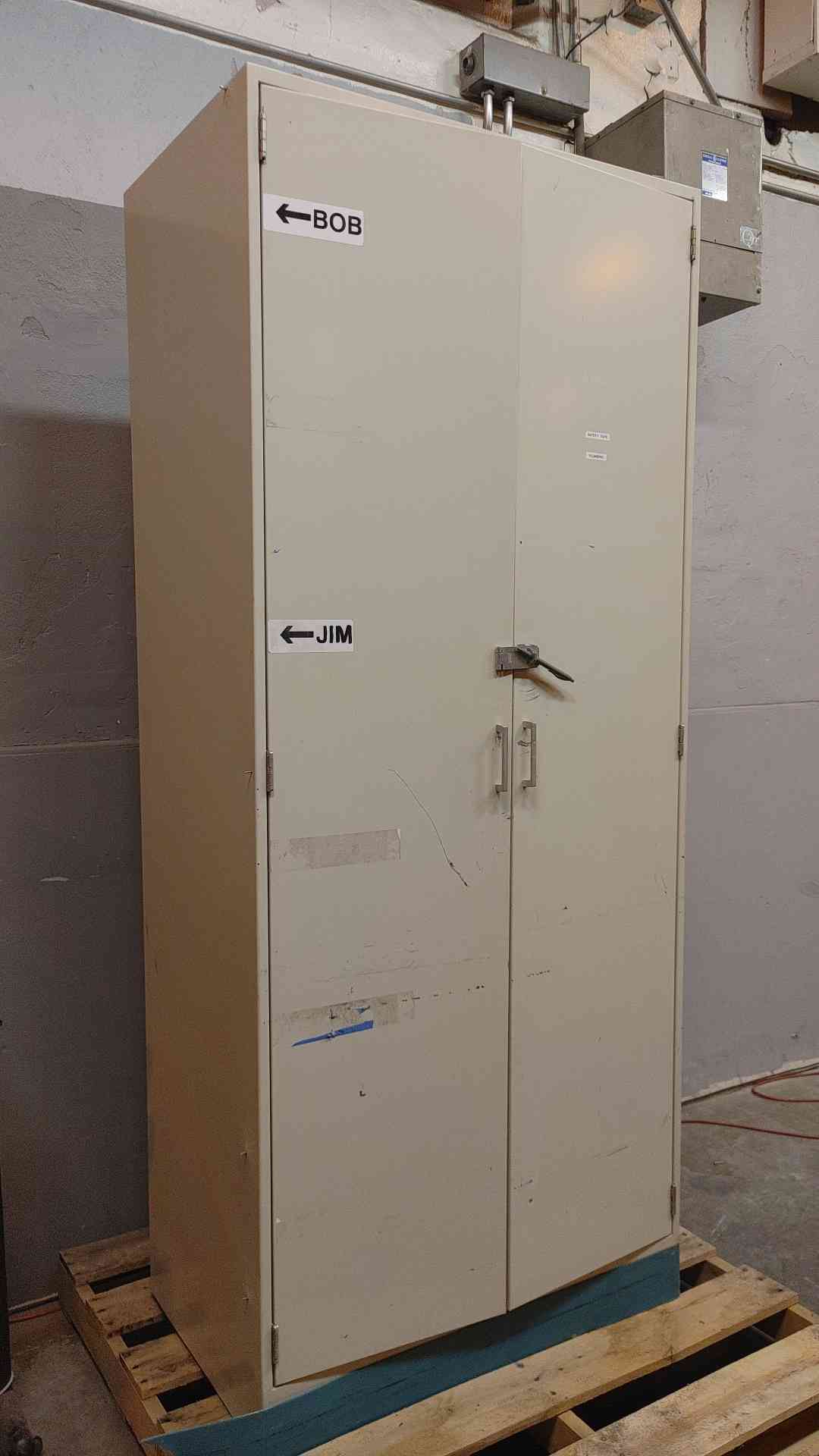 7' Tall Metal Storage Cabinet Lab 2/ Shelves (1634AA)(1634AA)