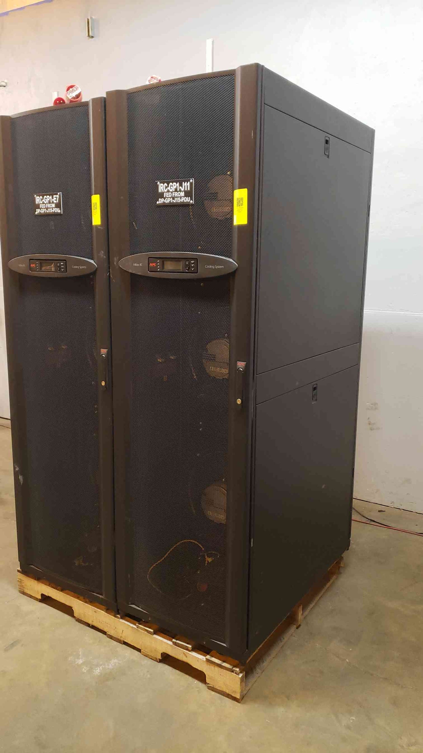APC InRow Cooling System APC ACRC502 InRow RC 600mm 42U Chiller AC (SKU: 3586AA)(3586AA)